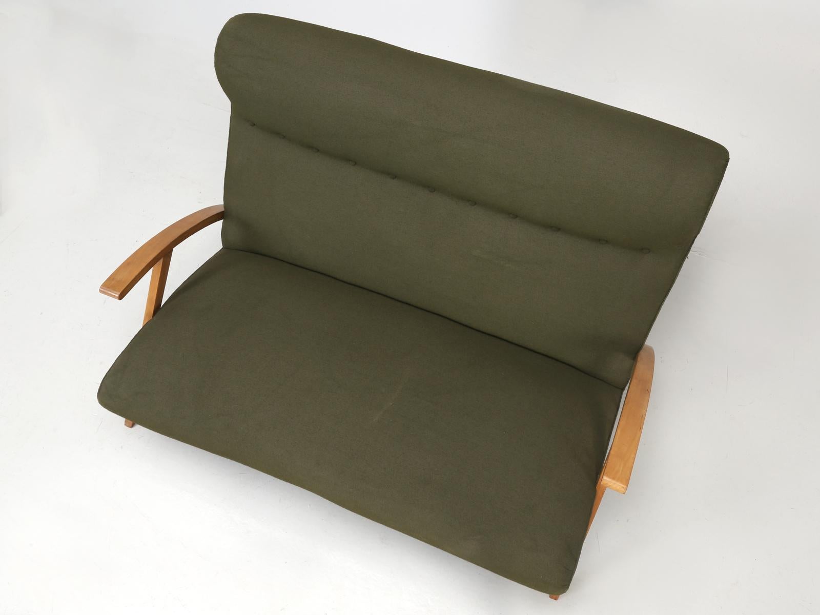 Bois Suite de chaises italiennes modernes du milieu du siècle dernier avec repose-pieds, banquette et table en vente