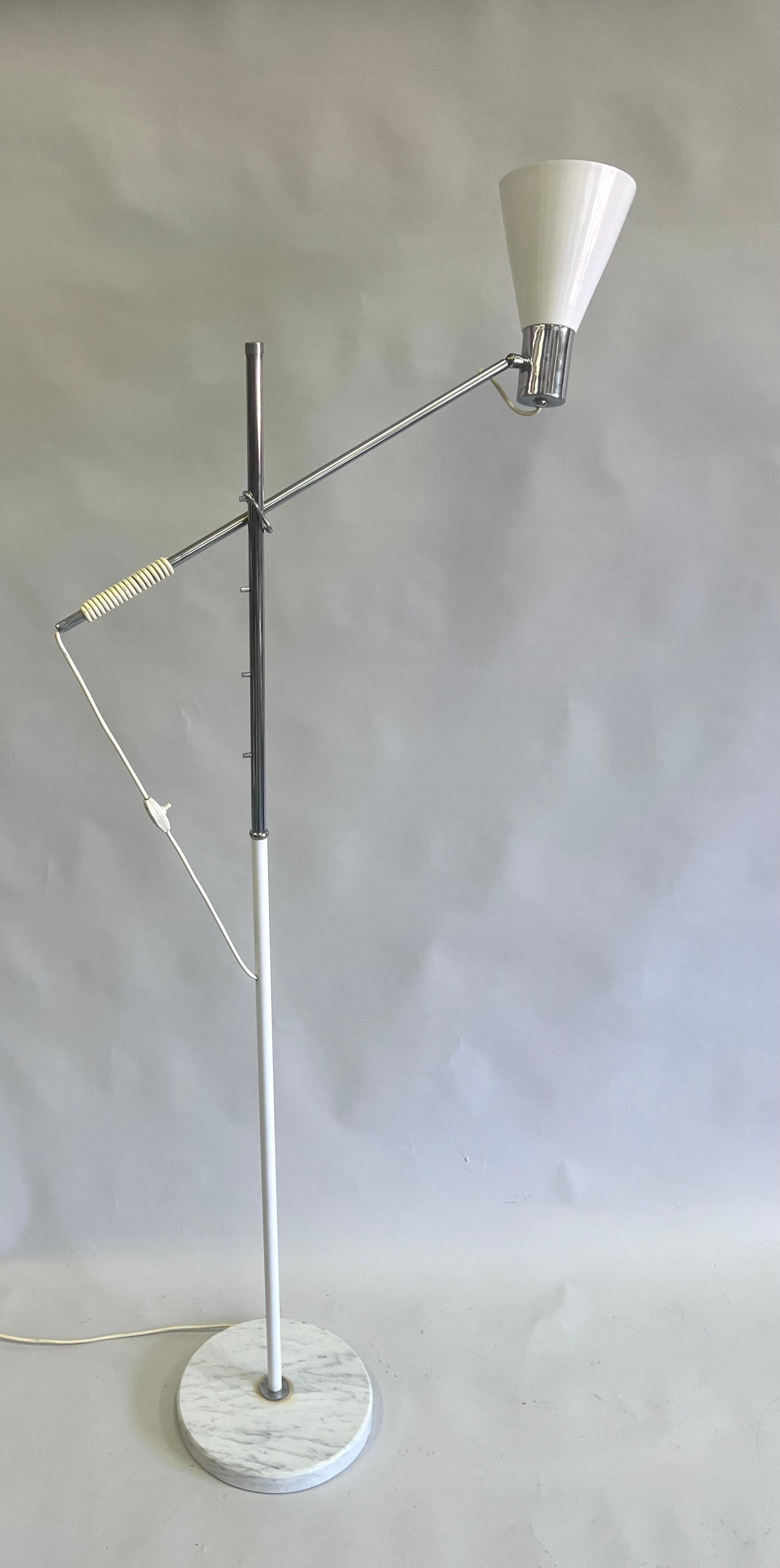 Italienische Mid-Century-Modern-Stehlampe im Mid-Century-Stil, Angelo Lelli, Arredoluce (Emailliert) im Angebot