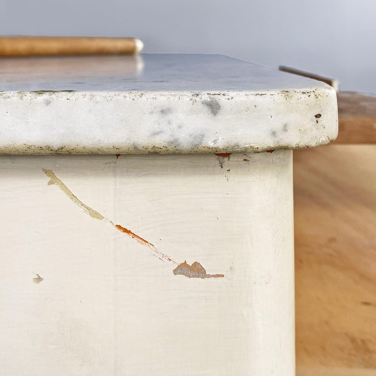 Tavolo da cucina italiano di metà secolo moderno in legno crema e marmo, anni '60 4