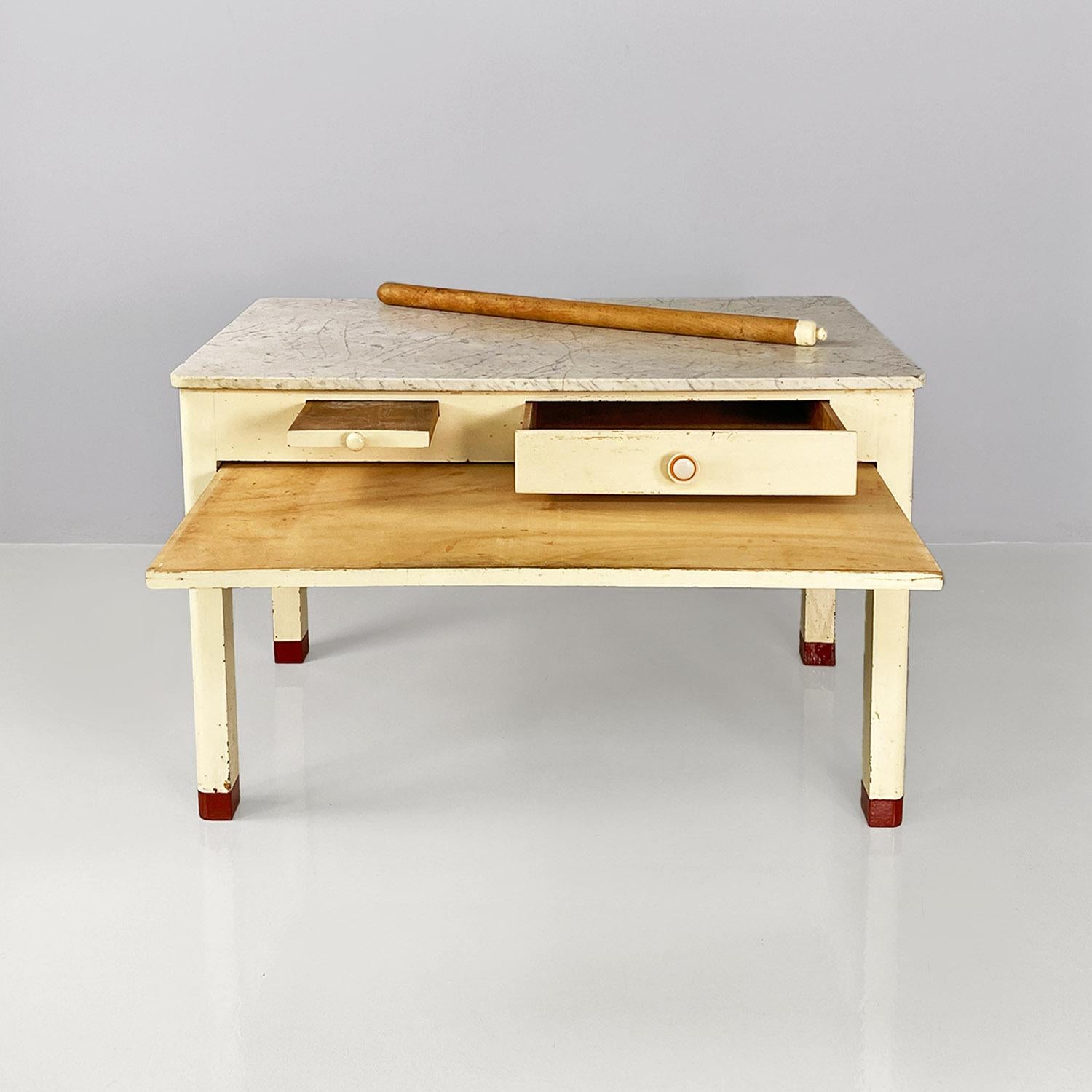 Tavolo da cucina italiano Mid-Century Modern in legno crema e marmo attrezzato con gambe con tacco rosso mattone, anni '60.
Tavolo da cucina con struttura in legno con vernice originale bianco crema, gambe a sezione quadrata con tacco rosso mattone
