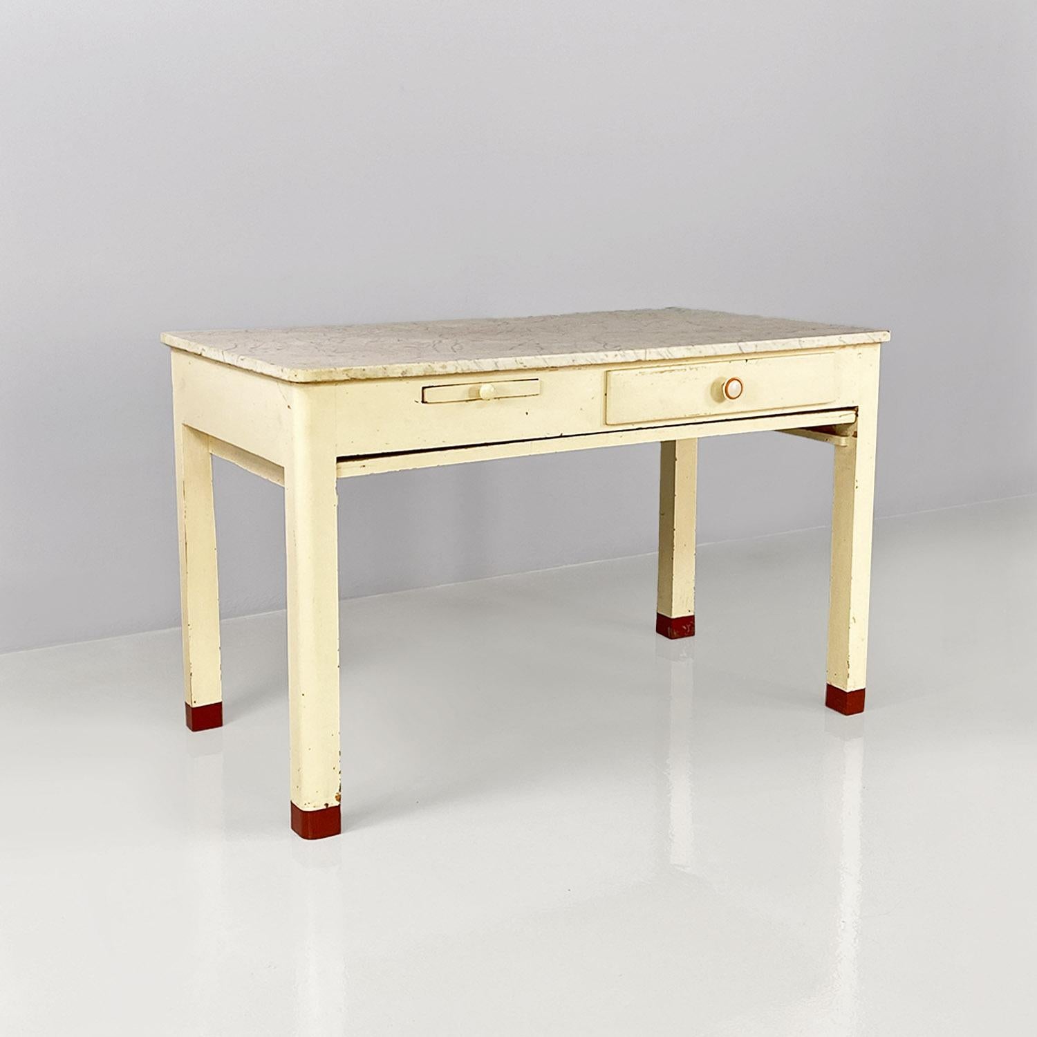 Italiano Tavolo da cucina italiano di metà secolo moderno in legno crema e marmo, anni '60