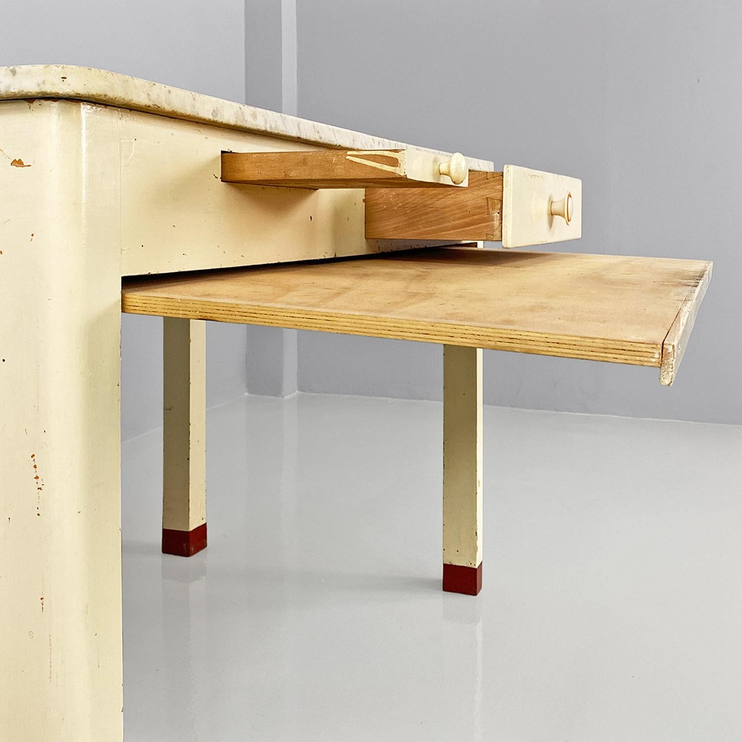 Marmo Tavolo da cucina italiano di metà secolo moderno in legno crema e marmo, anni '60