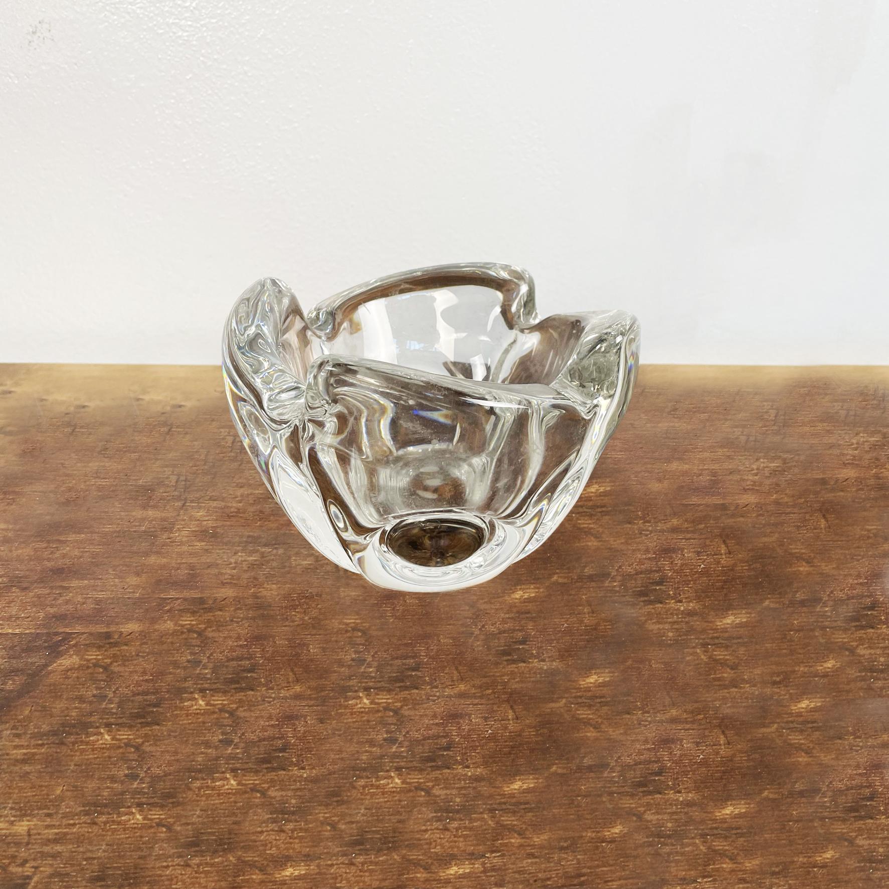 Italian Mid-Century Modern crystal flower shape table ashtray, 1970s.
Table ashtray with round crystal base. The structure resembles a four-petal flower, with a circle in the middle.
This ashtray is very collectable glass Murano Italy, perfect in