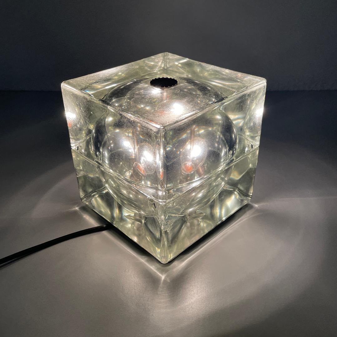 Italian mid-century modern glass table lamp Cubosfera by Alessandro Mendini for Fidenza Vetraria, 1960s
Cubic table lamp mod. Cubosfera entirely made of glass. The structure is composed of two glass parts with two concave hemispheres inside, once