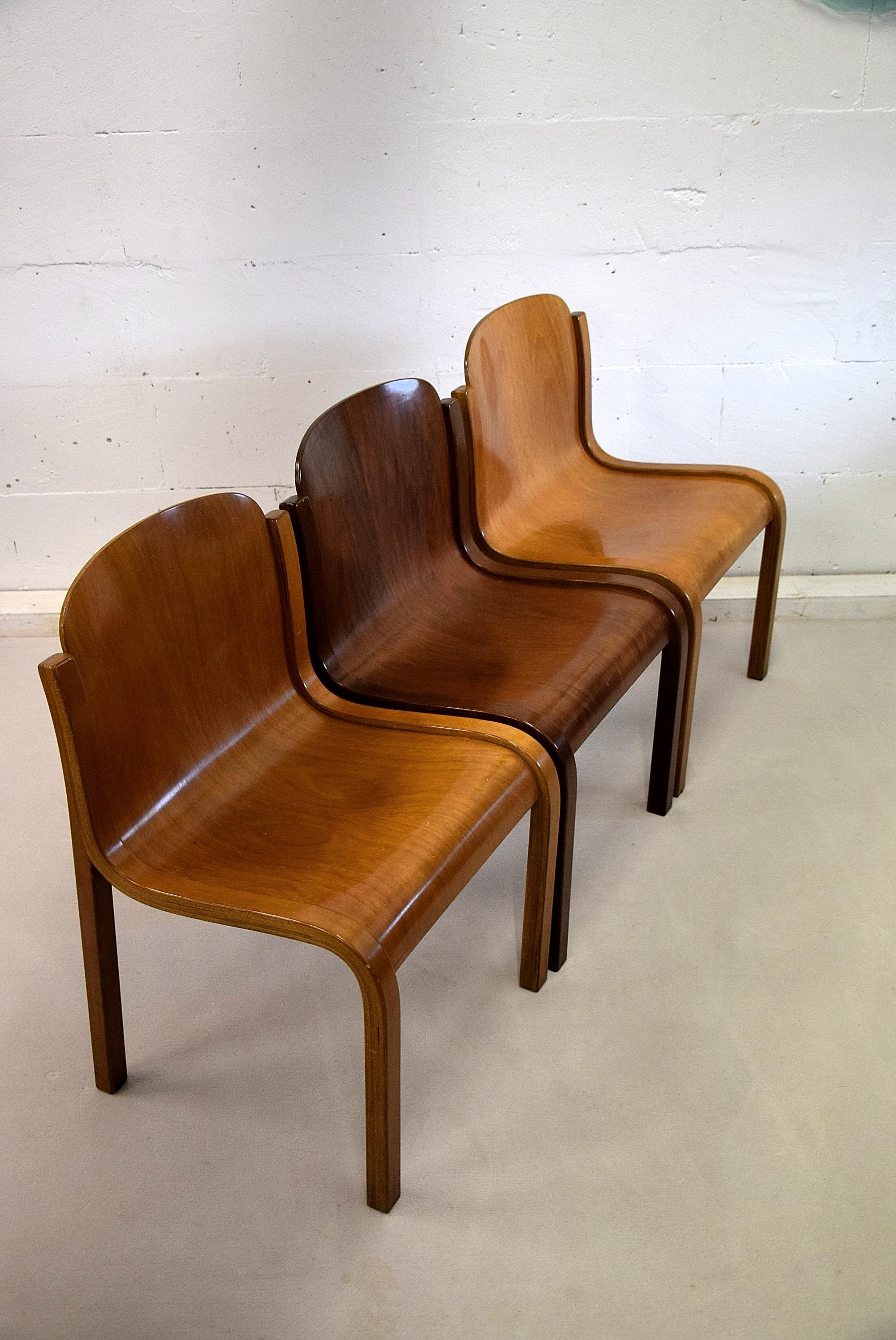 Carlo Bartoli curved plywood Mid-Century Modern Italian chairs for T70, Italy.
These elegant and stylish Mito chairs were designed in 1969 by Carlo Bartoli.
There are two dark brown ones and two lighter brown chairs.

They will be shipped
