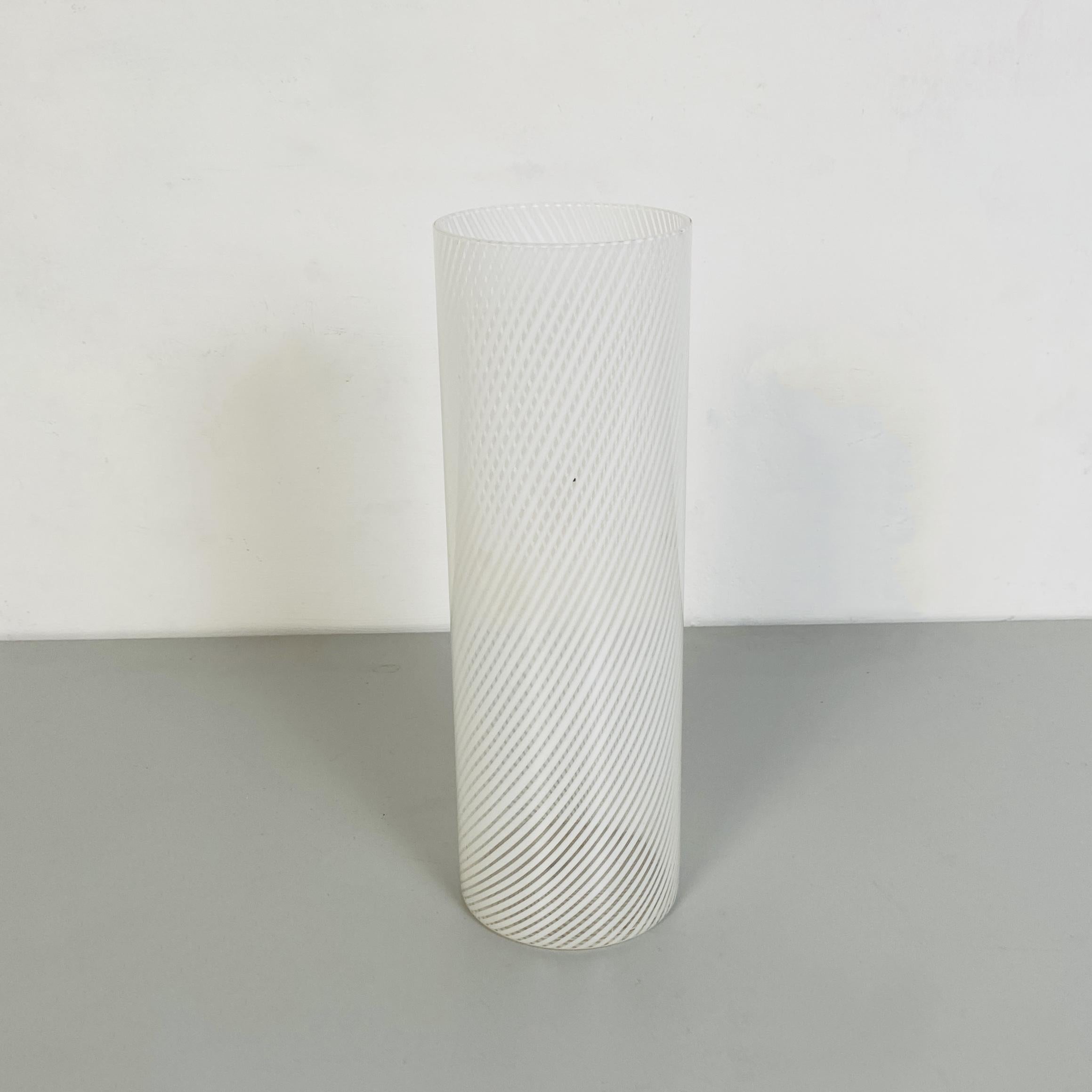 Italian Mid-Century Modern Cylindrical White Murano Glass Vase, 1970s In Good Condition In MIlano, IT