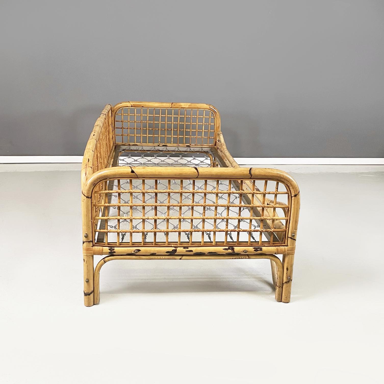 Italian mid-century modern daybed, bed or sofa in rattan and metal mesh, 1970s In Good Condition For Sale In MIlano, IT