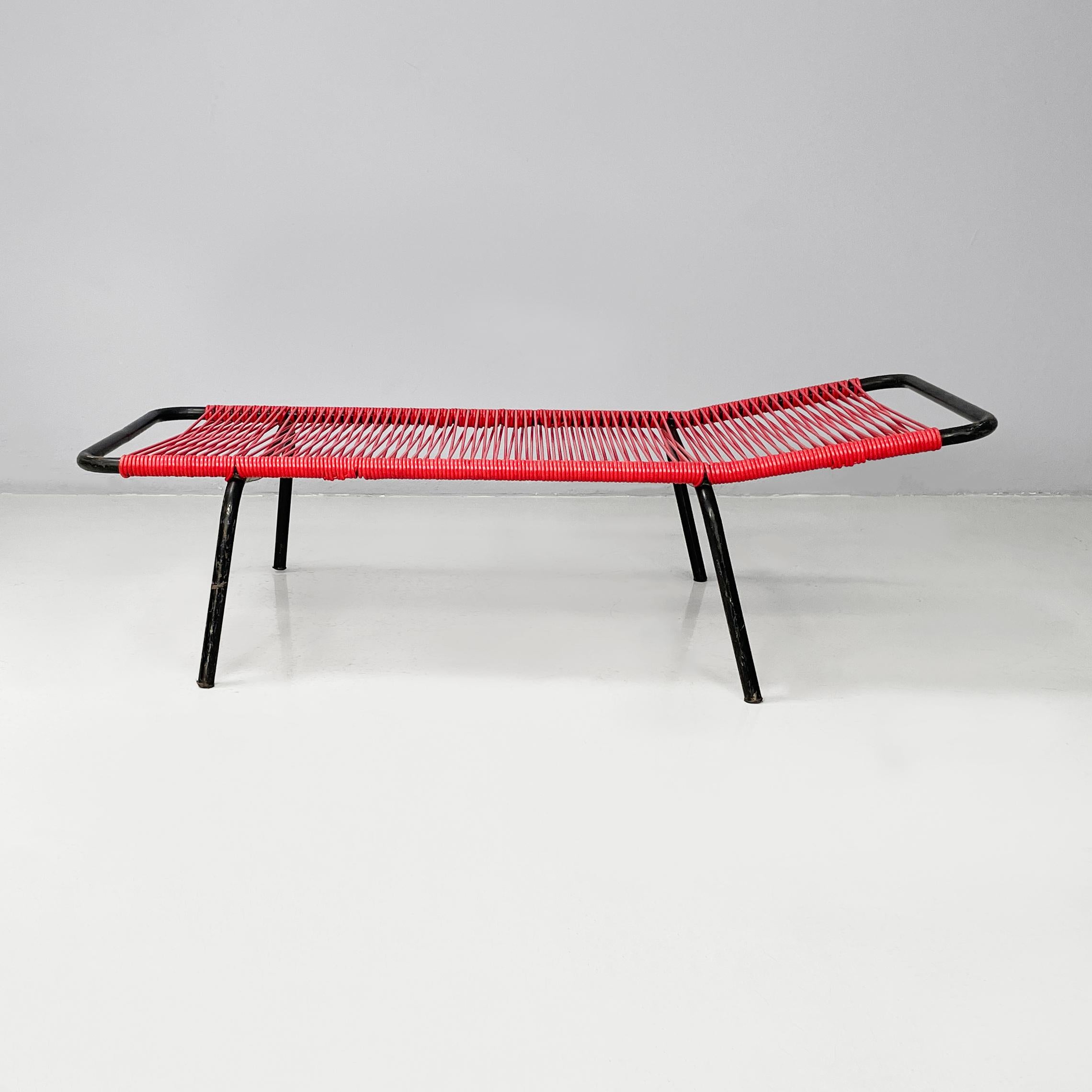 Italian mid-century modern deckchair in red scooby and black metal, 1960s
Deckchair with black metal tubular structure. The seat and backrest are made of red scooby plastic threads, woven and tied to the structure. This seat can be used outdoors as