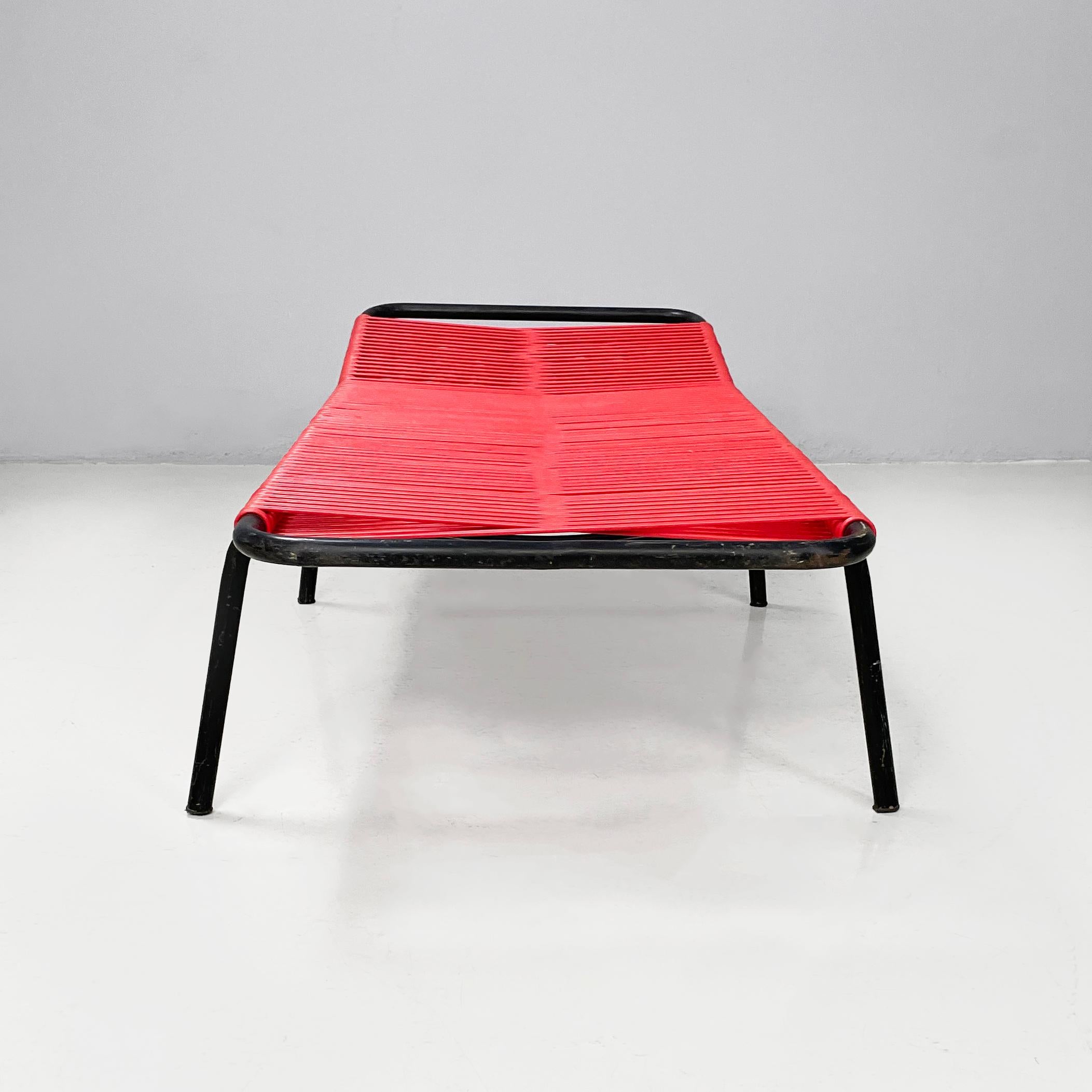 Mid-Century Modern Italian mid-century modern deckchair in red scooby and black metal, 1960s For Sale