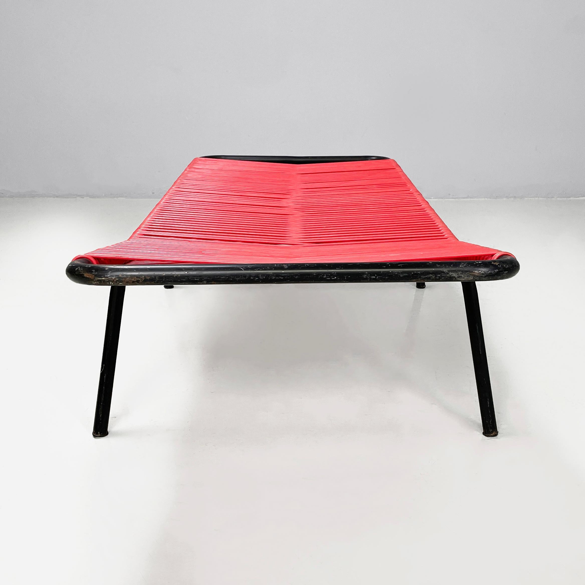 Italian mid-century modern deckchair in red scooby and black metal, 1960s In Good Condition For Sale In MIlano, IT