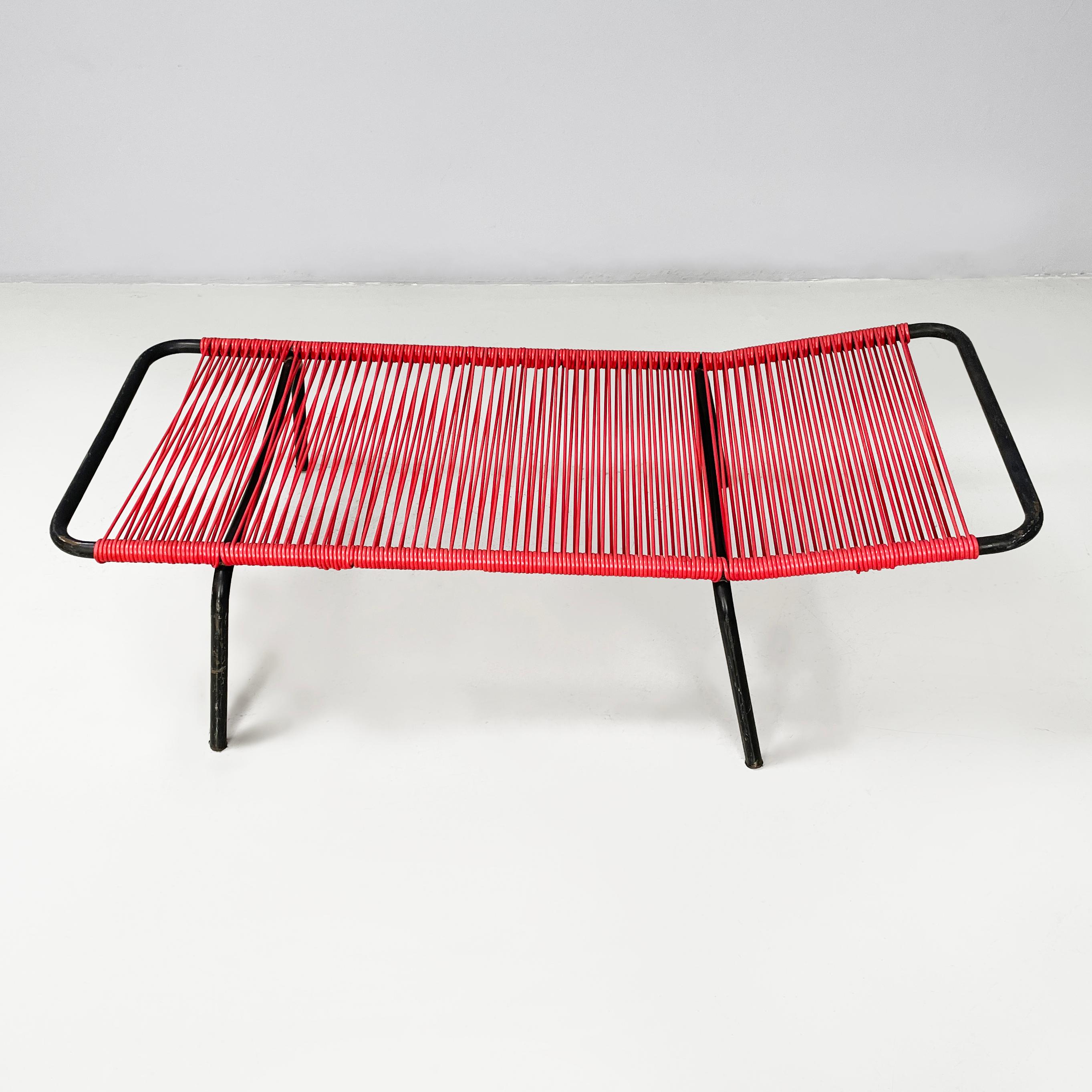 Mid-20th Century Italian mid-century modern deckchair in red scooby and black metal, 1960s For Sale