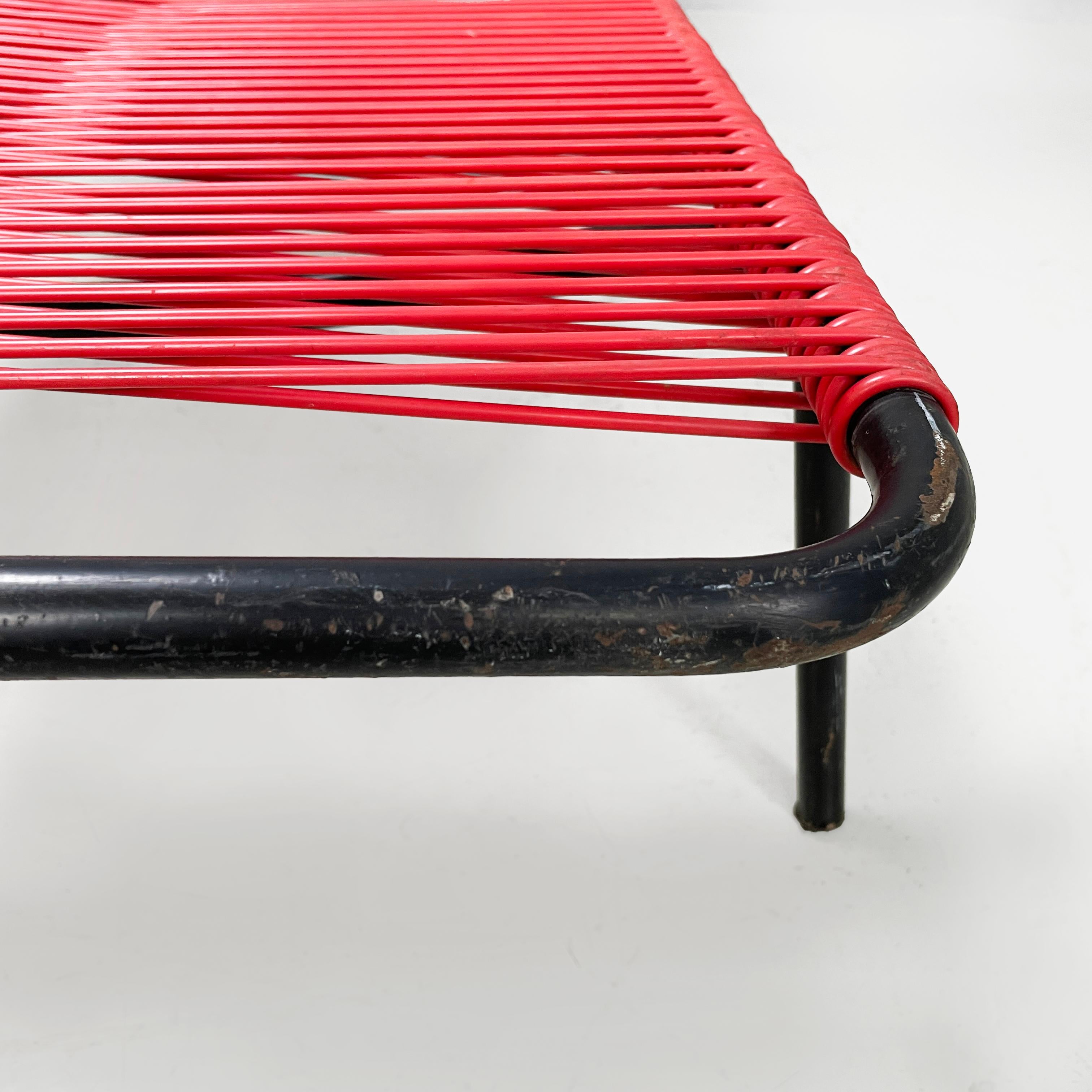 Metal Italian mid-century modern deckchair in red scooby and black metal, 1960s For Sale