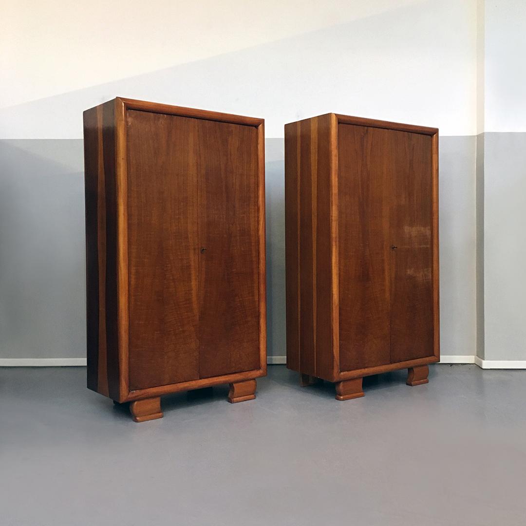 Italian Mid-Century Modern decò wood wardrobes with hinged doors, 1930s.
Decò wardrobes with structure entirely in wood, with legs and shaped frame, double hinged door with working lock, internal supports on the two upper sides on which a metal
