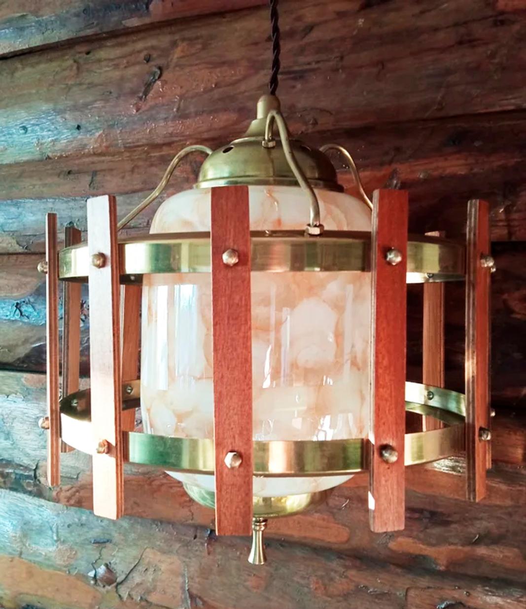 Lampe italienne design du milieu du siècle dernier
Fabriqué avec du verre de Murano, du bois et du laiton

  Cette lanterne ou lampe est idéale pour les petits espaces
Son design est très avant-gardiste
  Il est en parfait état et le câblage a été