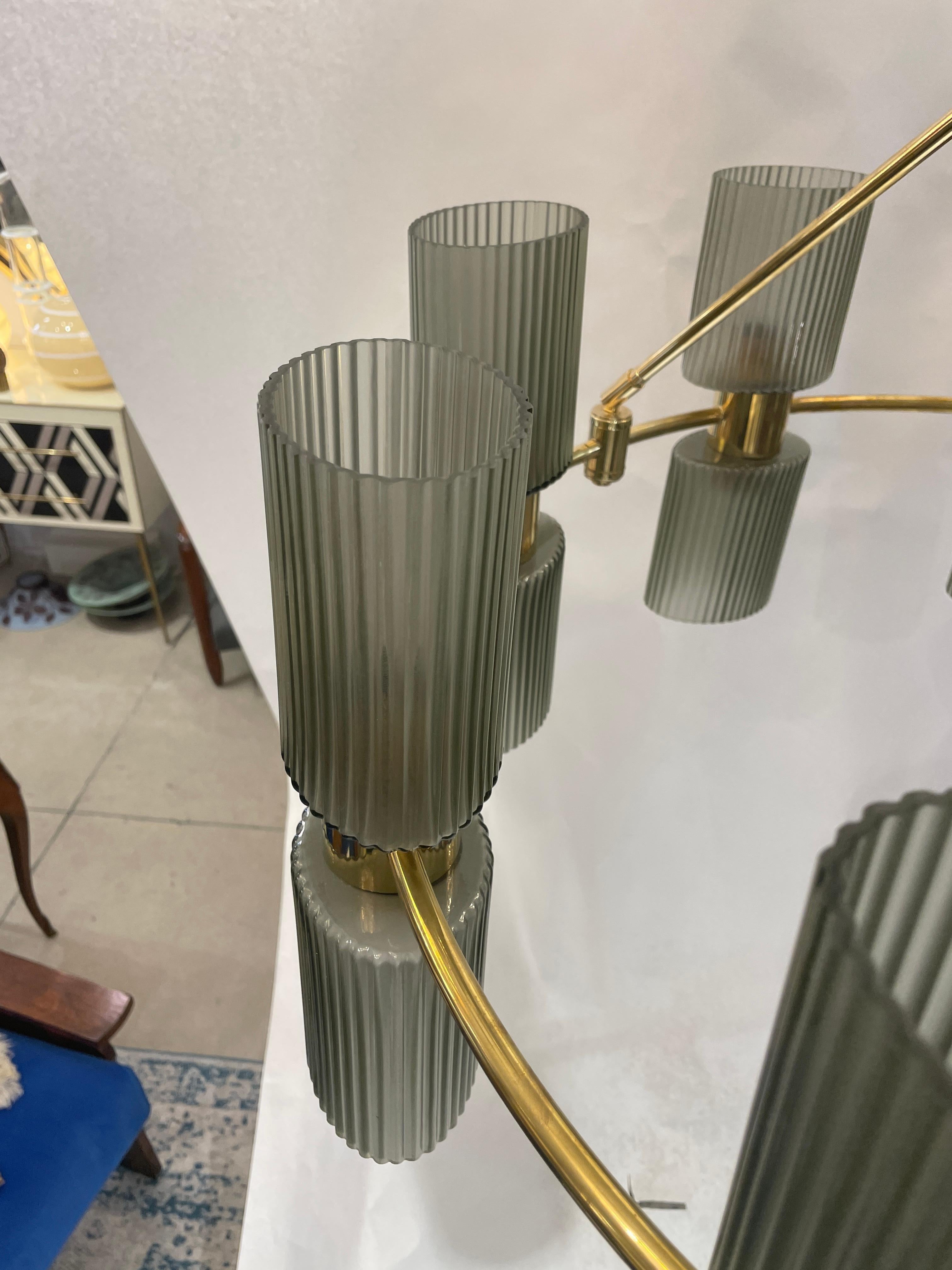Italienischer Mid-Century Modern Design-Kronleuchter aus rauchgrünem Muranoglas und Messing im Zustand „Neu“ im Angebot in New York, NY