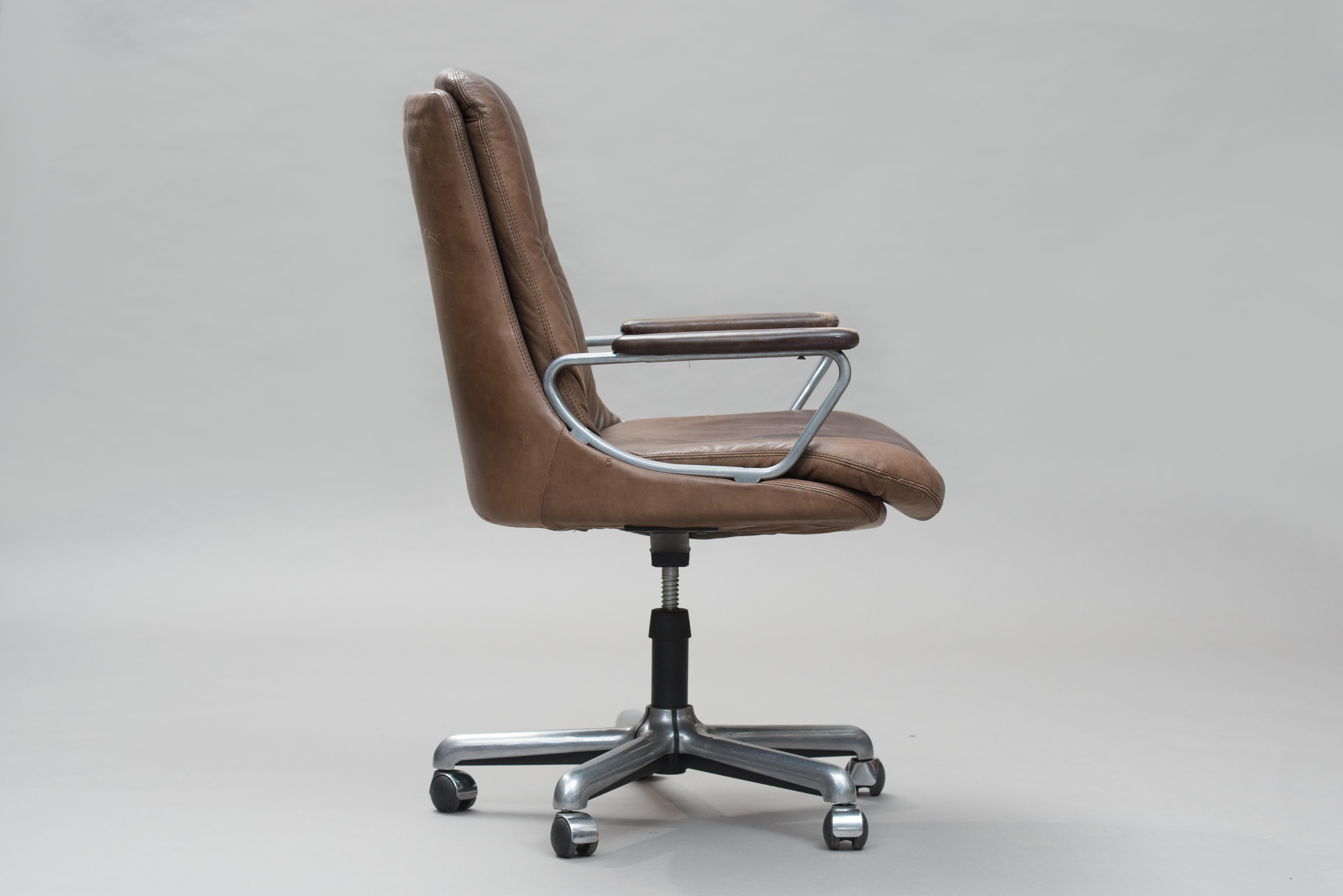 Italian Mid-Century Modern desk adjustable swivel chair.
Two units available.
This item is in original condition, can be sold as it is or fully restored, the price shown is in original condition.
     