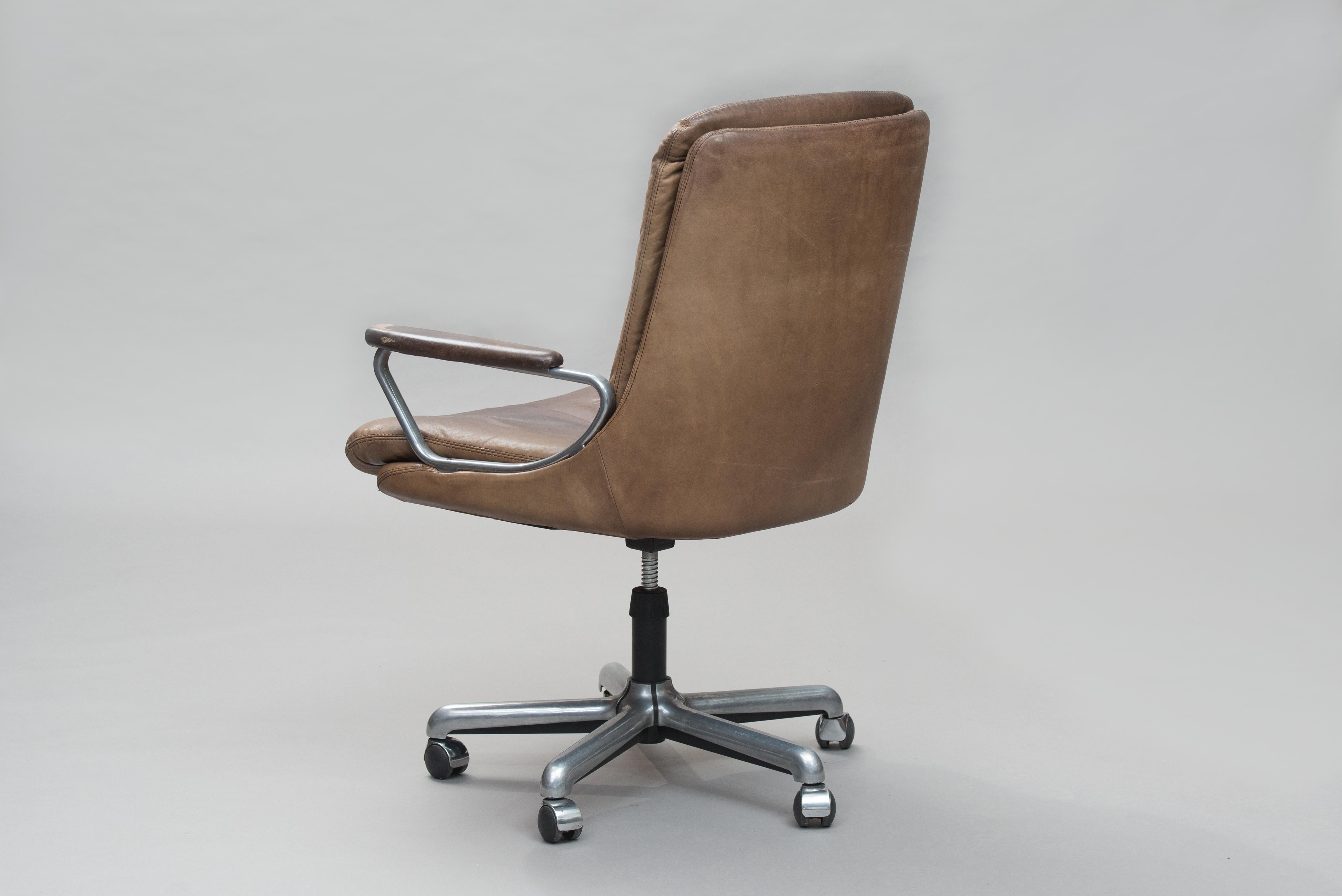 Italian Mid-Century Modern Desk Chair In Distressed Condition In Porto, PT