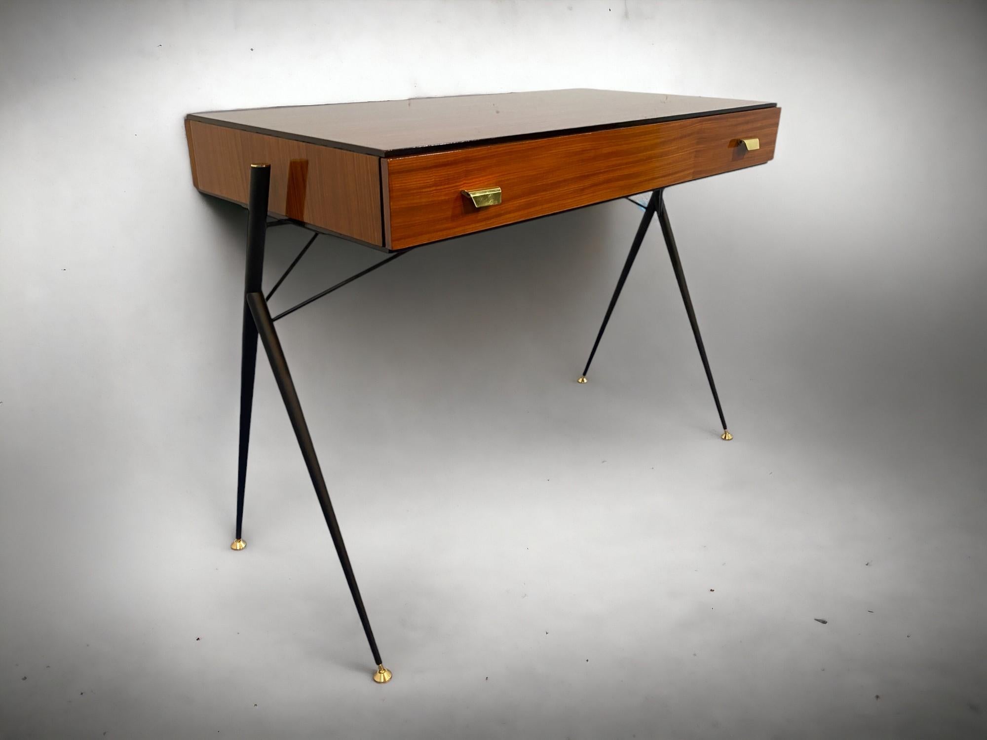 Italian Mid century Modern Desk Table designed by Silvio Cavatorta in 1950s In Good Condition In Traversetolo, IT