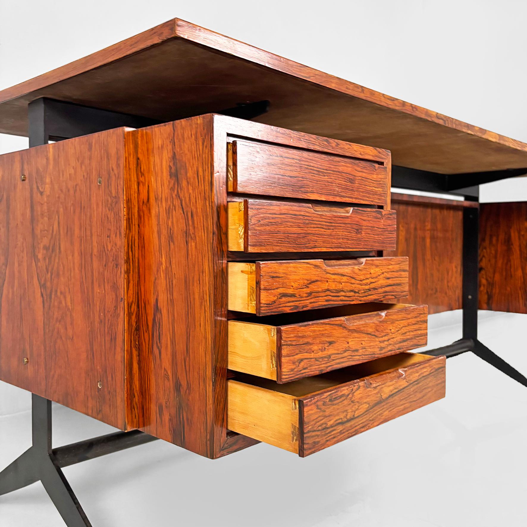 Escritorio italiano moderno de mediados de siglo en madera, metal negro, laminado y latón, años 60 en venta 3
