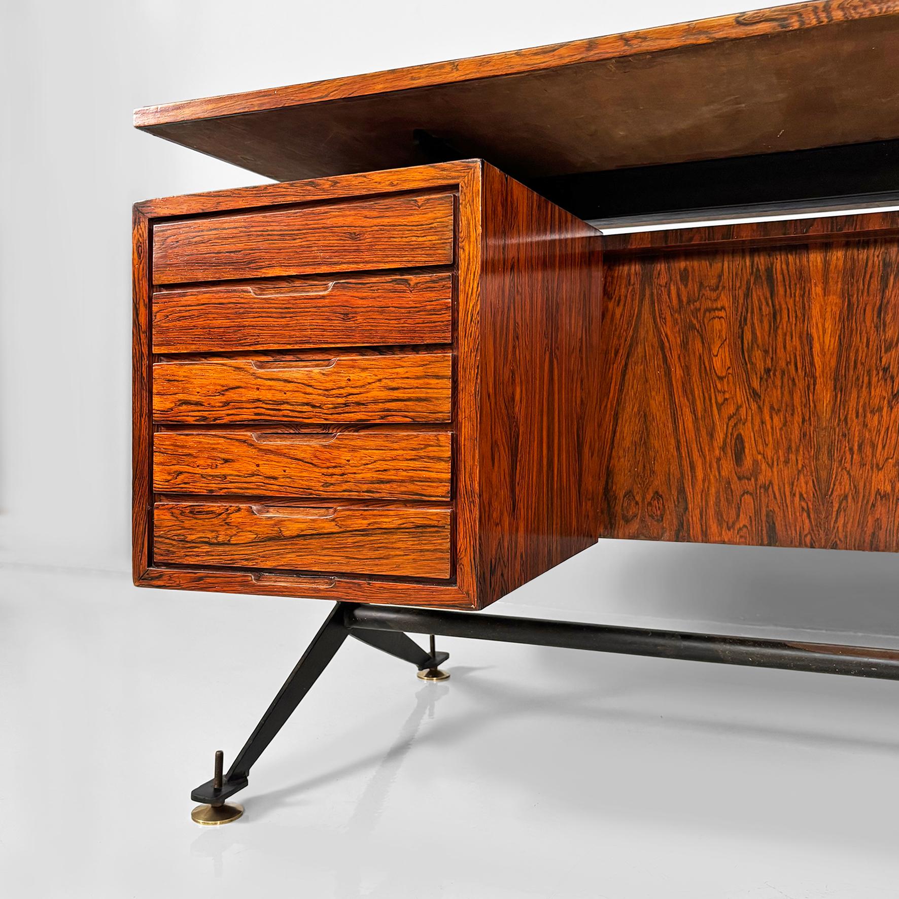 Escritorio italiano moderno de mediados de siglo en madera, metal negro, laminado y latón, años 60 en venta 5