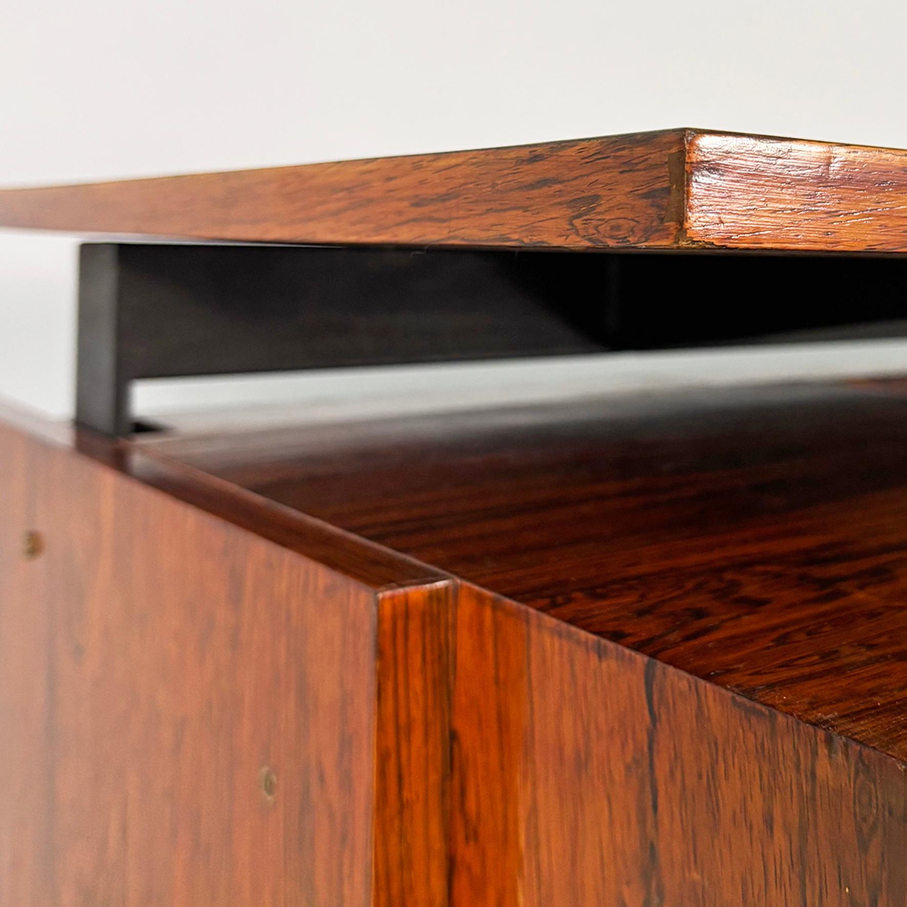 Escritorio italiano moderno de mediados de siglo en madera, metal negro, laminado y latón, años 60 en venta 6