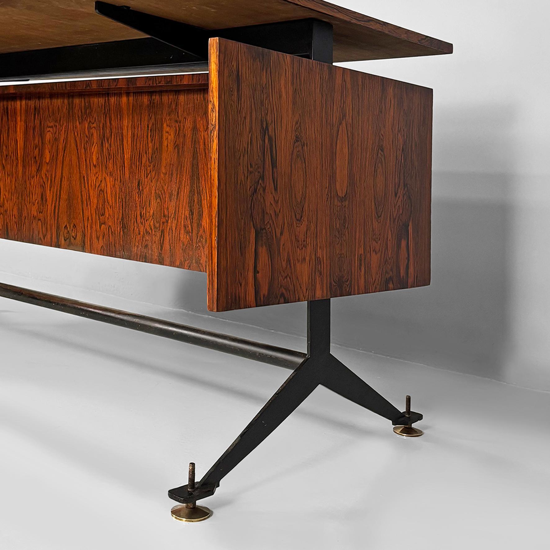 Escritorio italiano moderno de mediados de siglo en madera, metal negro, laminado y latón, años 60 en venta 8
