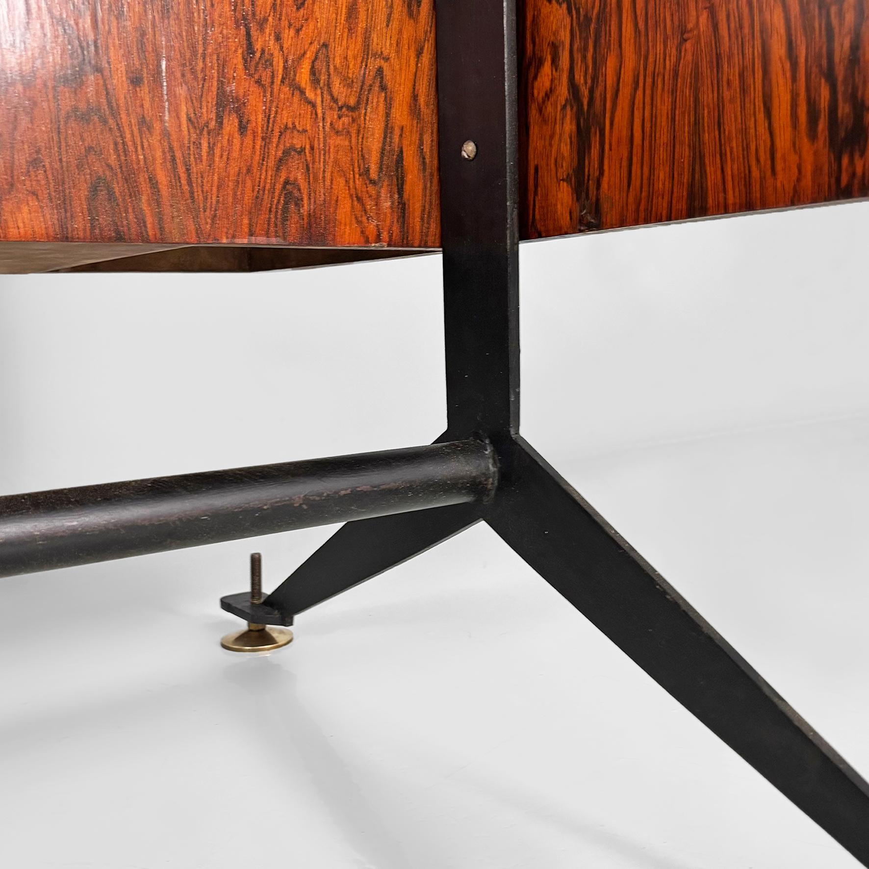 Escritorio italiano moderno de mediados de siglo en madera, metal negro, laminado y latón, años 60 en venta 9