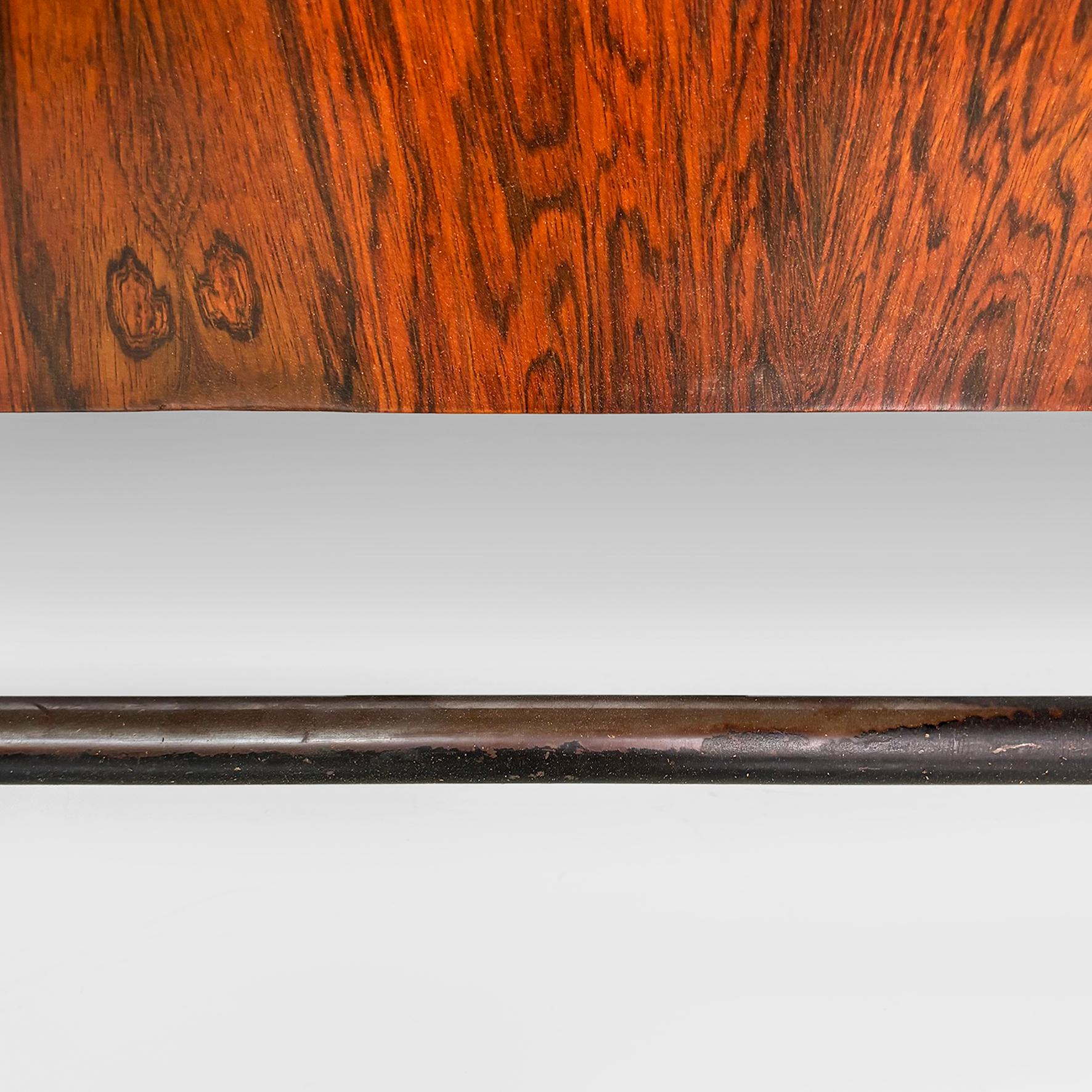 Escritorio italiano moderno de mediados de siglo en madera, metal negro, laminado y latón, años 60 en venta 11