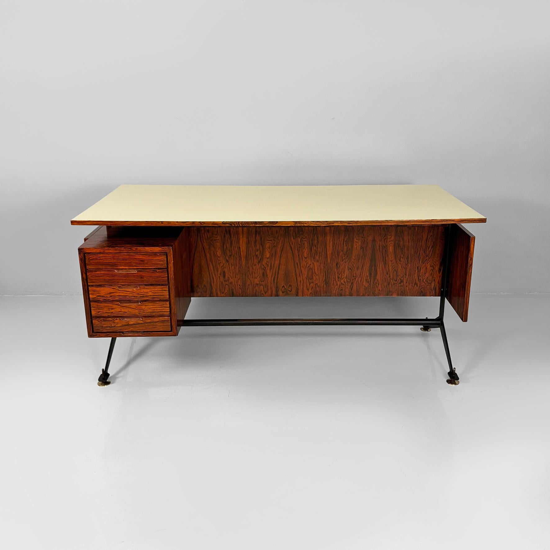 Escritorio italiano moderno de mediados de siglo en madera, metal negro, laminado y latón, años 60 Moderno de mediados de siglo en venta