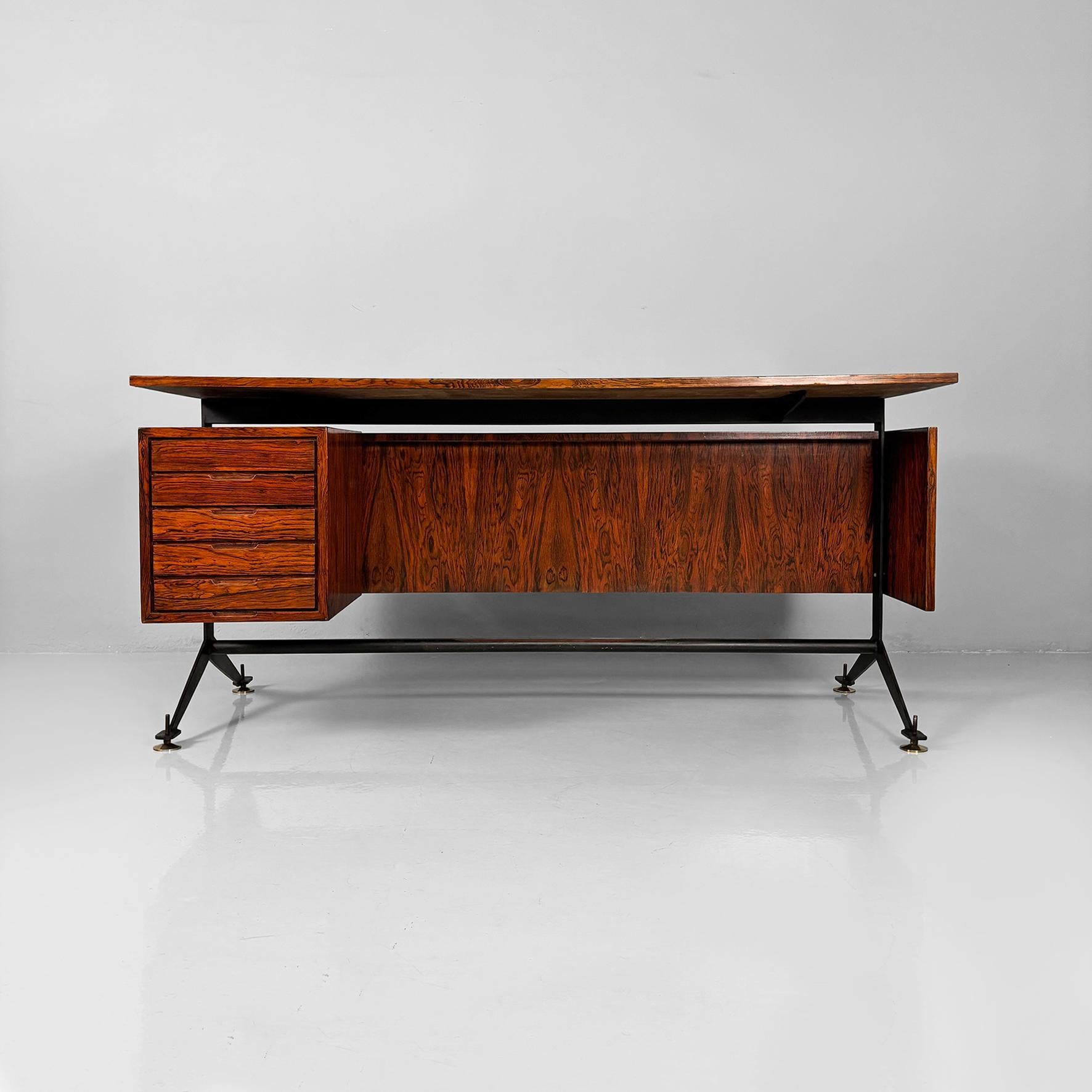 Escritorio italiano moderno de mediados de siglo en madera, metal negro, laminado y latón, años 60 Italiano en venta