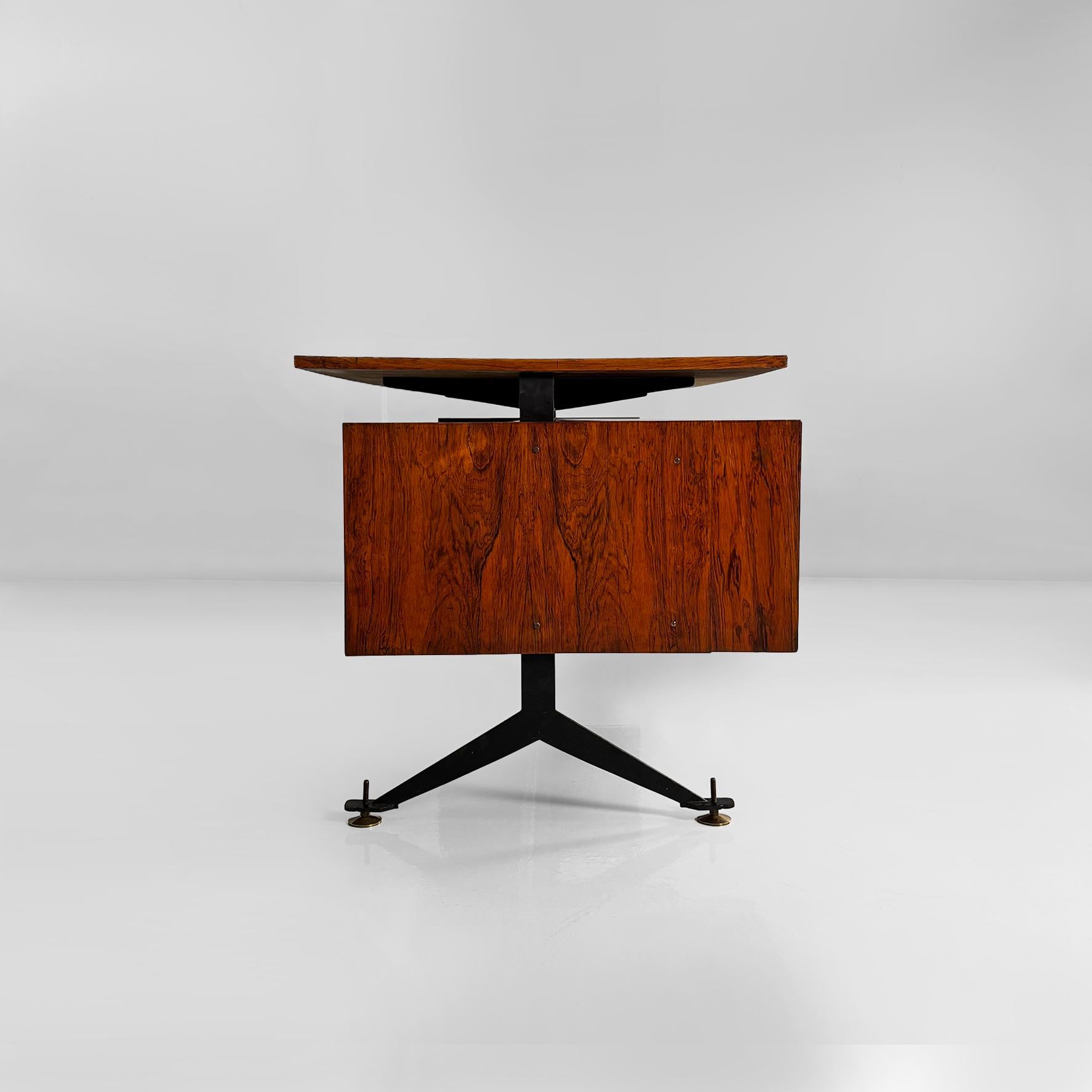 Escritorio italiano moderno de mediados de siglo en madera, metal negro, laminado y latón, años 60 en Bastante bueno estado para la venta en MIlano, IT