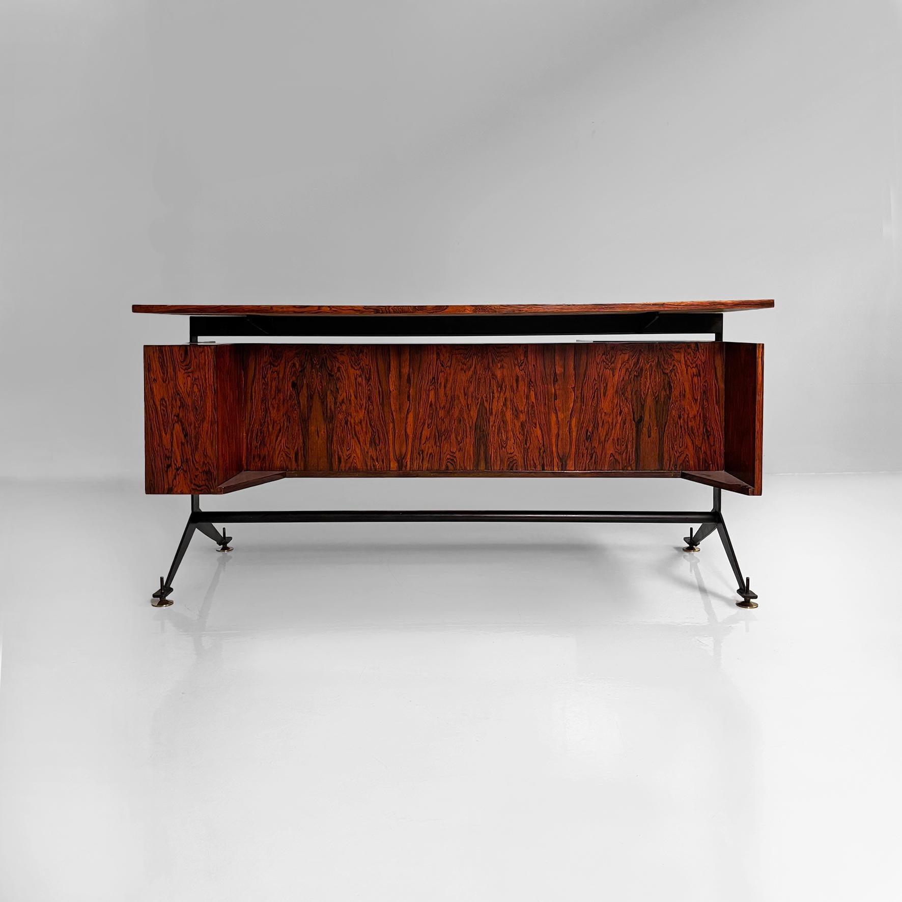 Escritorio italiano moderno de mediados de siglo en madera, metal negro, laminado y latón, años 60 mediados del siglo XX en venta