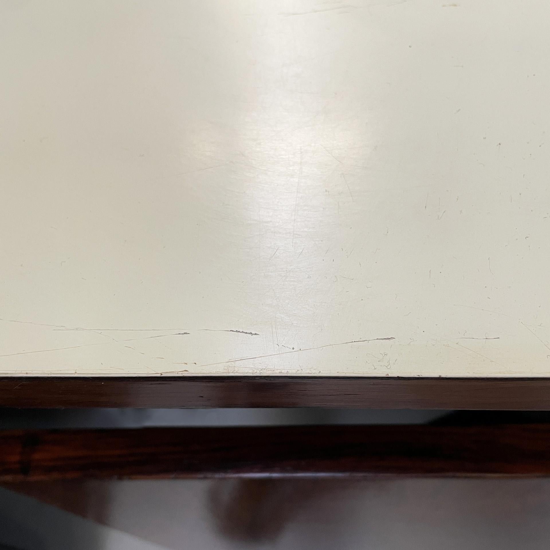 Escritorio italiano moderno de mediados de siglo en madera, metal negro, laminado y latón, años 60 en venta 1