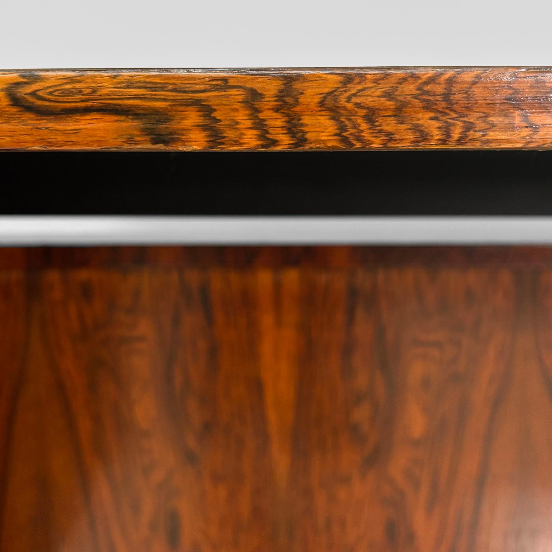 Escritorio italiano moderno de mediados de siglo en madera, metal negro, laminado y latón, años 60 en venta 2