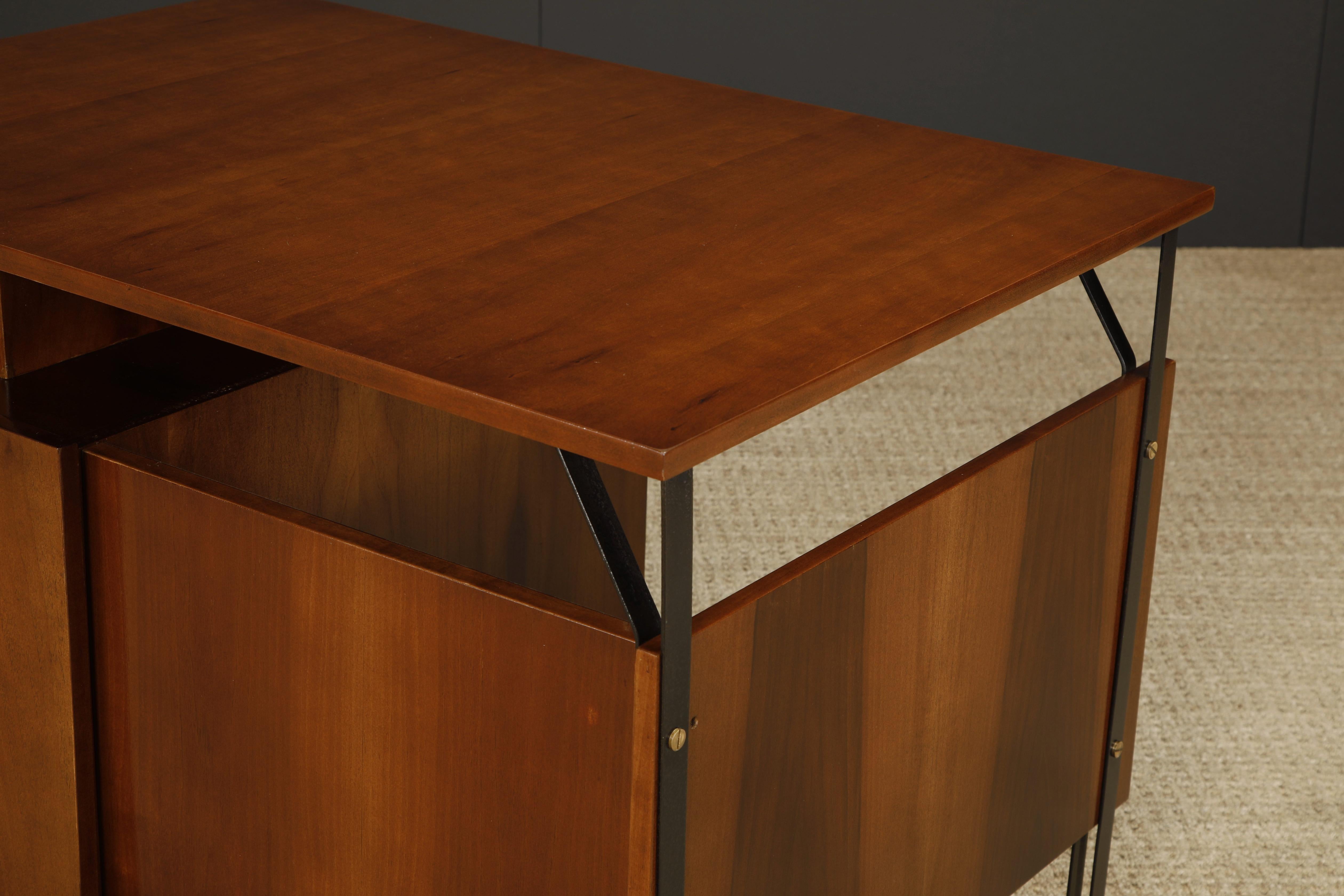 Italian Mid-Century Modern Desk, Style of Gio Ponti, c 1950s, Refinished For Sale 7
