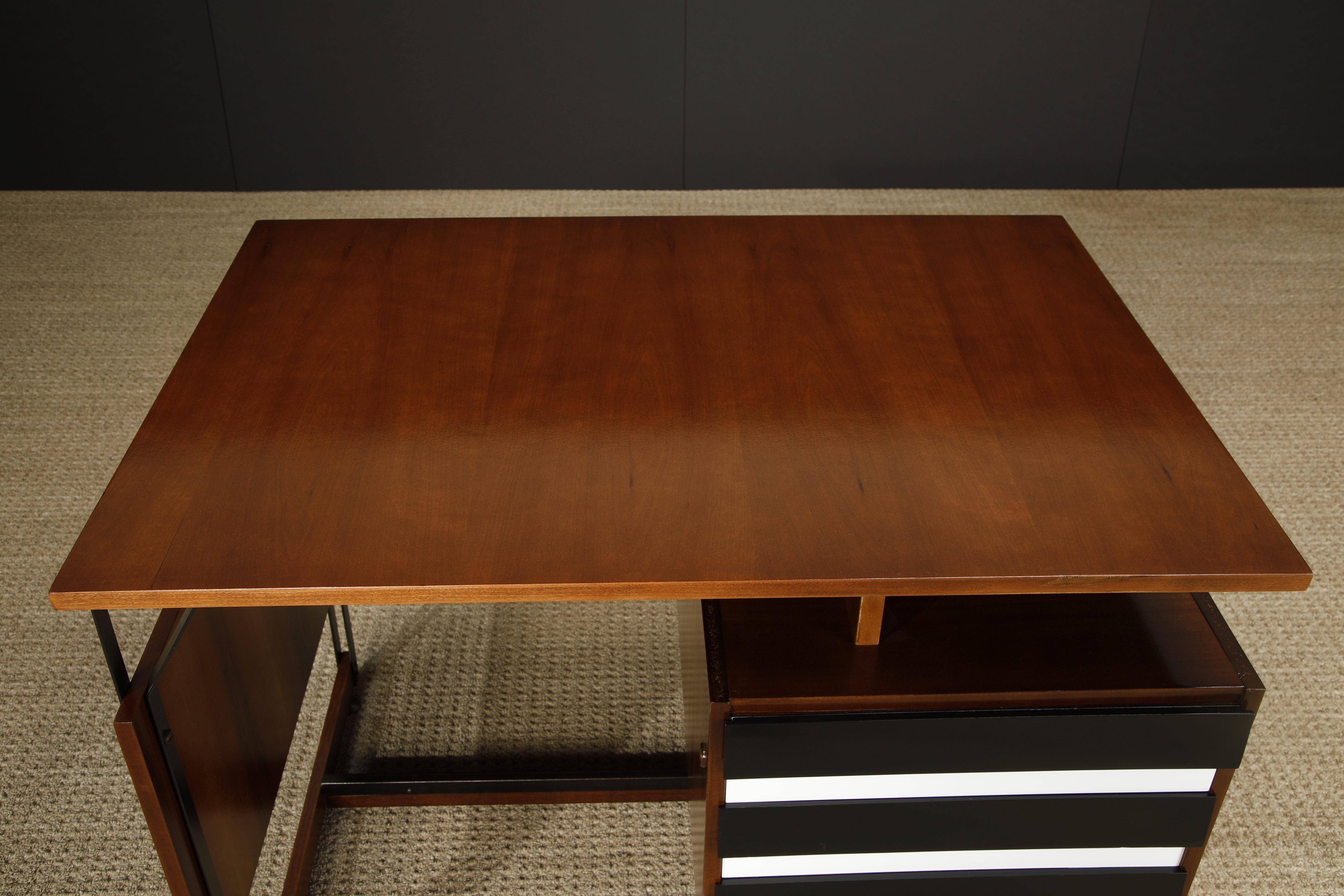 Italian Mid-Century Modern Desk, Style of Gio Ponti, c 1950s, Refinished For Sale 8