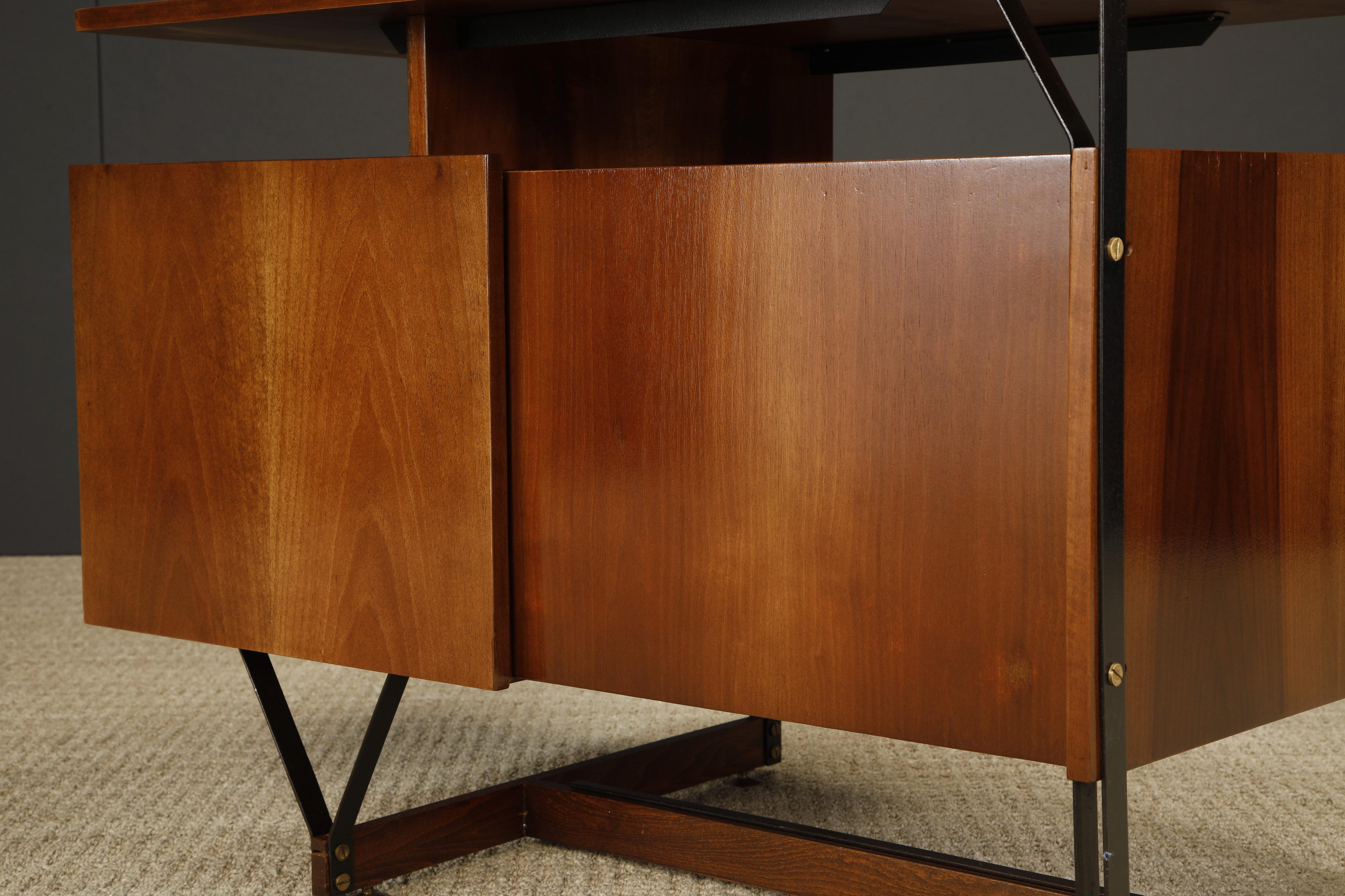 Italian Mid-Century Modern Desk, Style of Gio Ponti, c 1950s, Refinished For Sale 9