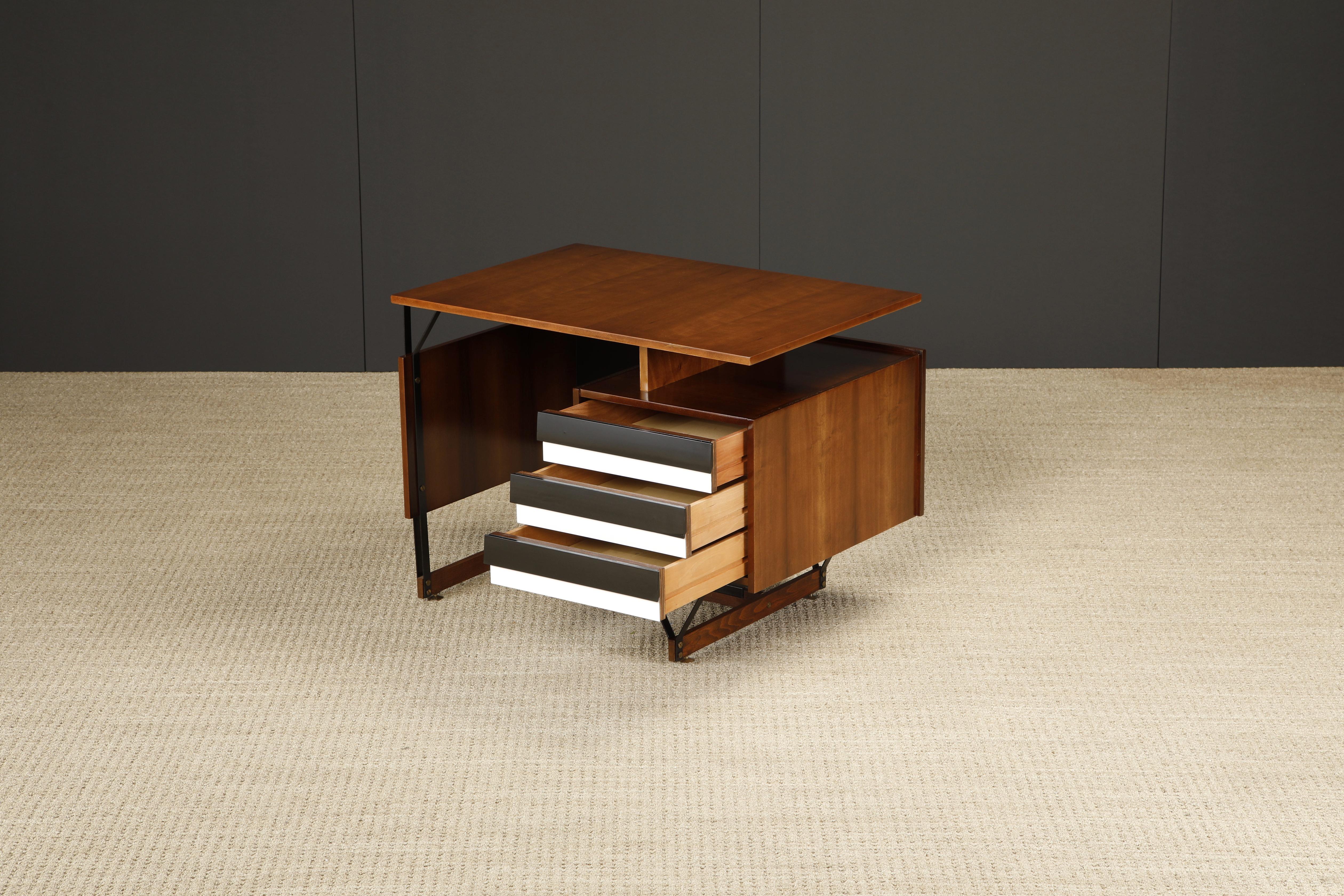 Italian Mid-Century Modern Desk, Style of Gio Ponti, c 1950s, Refinished For Sale 14
