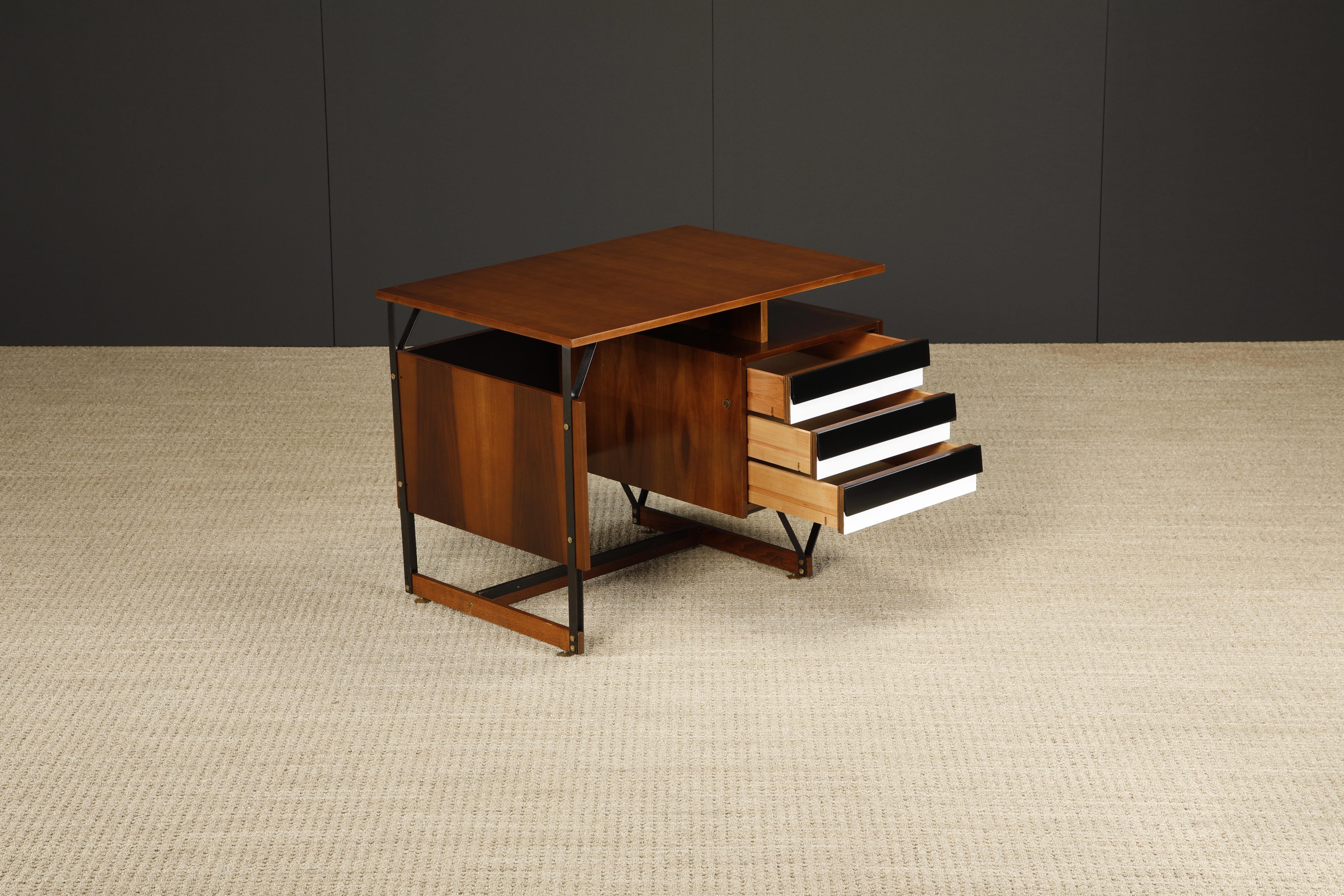 Italian Mid-Century Modern Desk, Style of Gio Ponti, c 1950s, Refinished In Excellent Condition For Sale In Los Angeles, CA