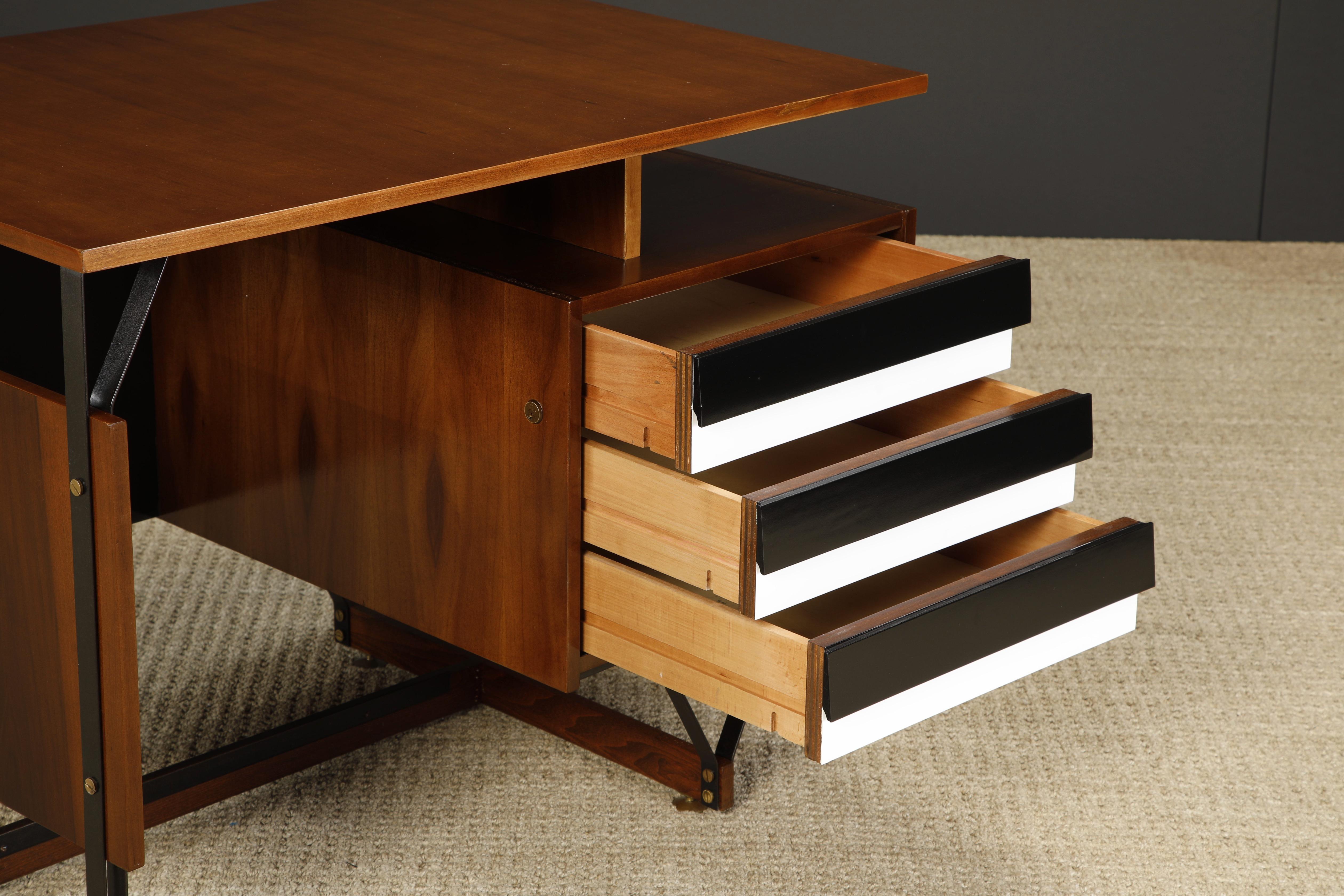 Mid-20th Century Italian Mid-Century Modern Desk, Style of Gio Ponti, c 1950s, Refinished For Sale