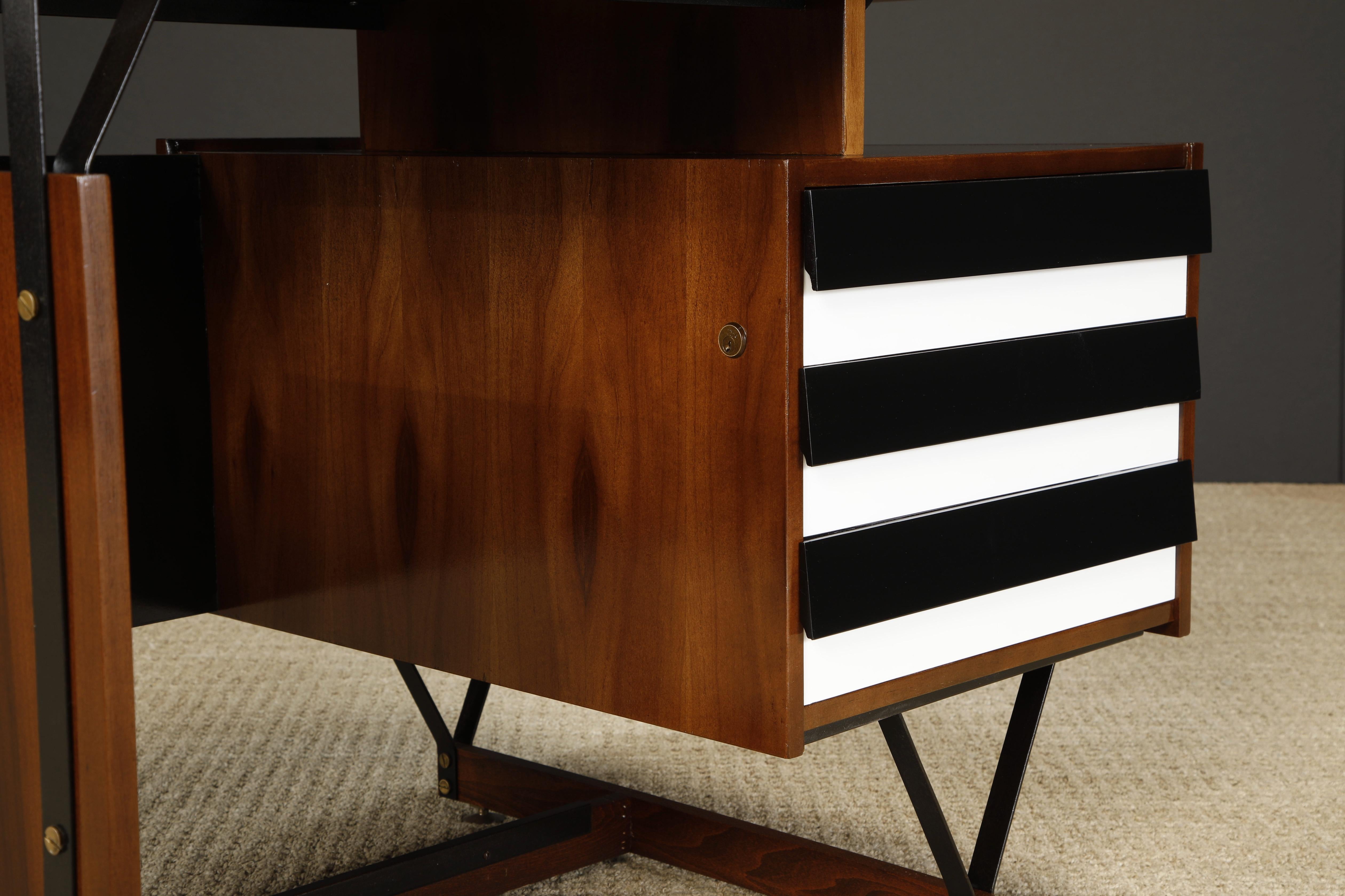 Italian Mid-Century Modern Desk, Style of Gio Ponti, c 1950s, Refinished For Sale 2