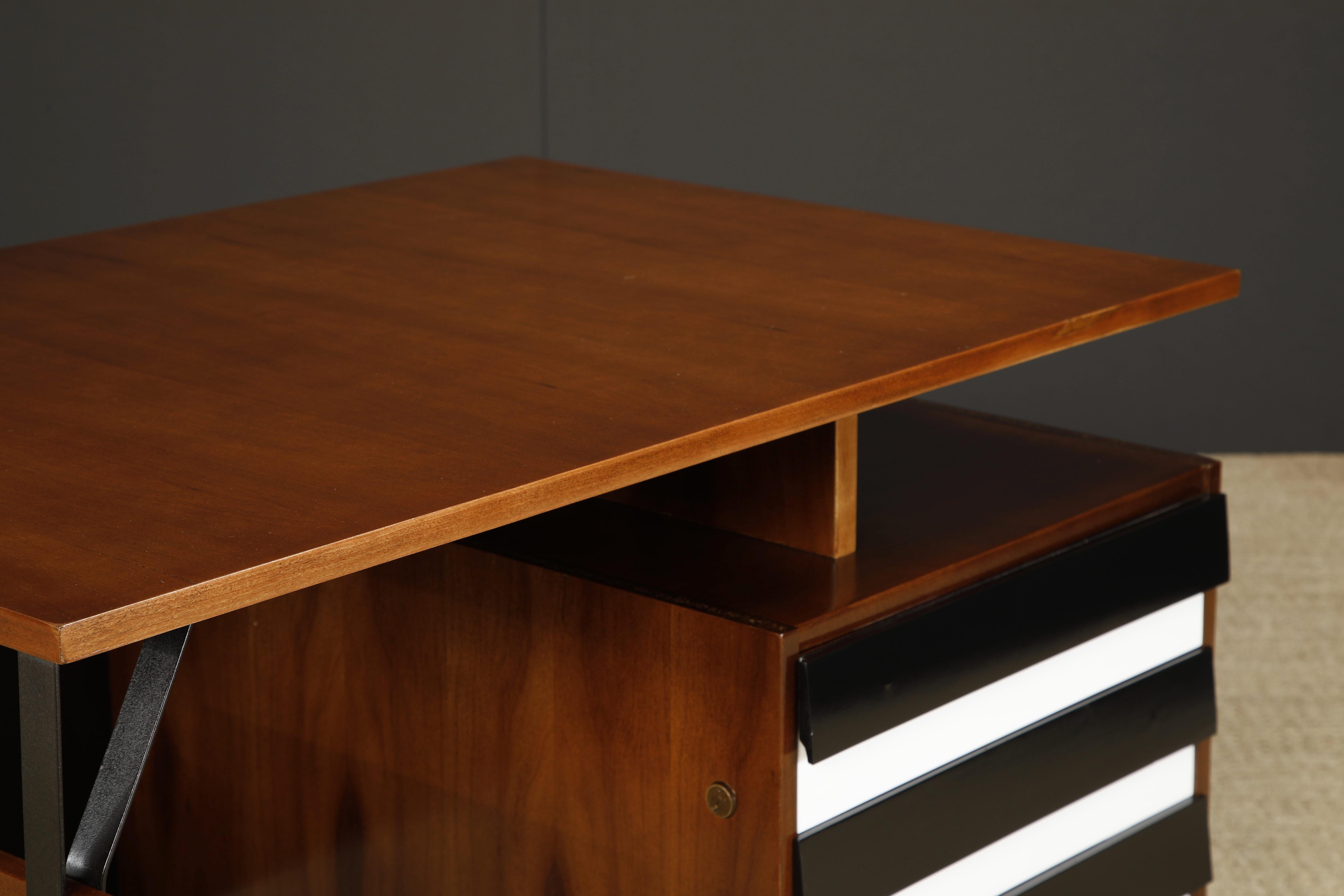 Italian Mid-Century Modern Desk, Style of Gio Ponti, c 1950s, Refinished For Sale 3