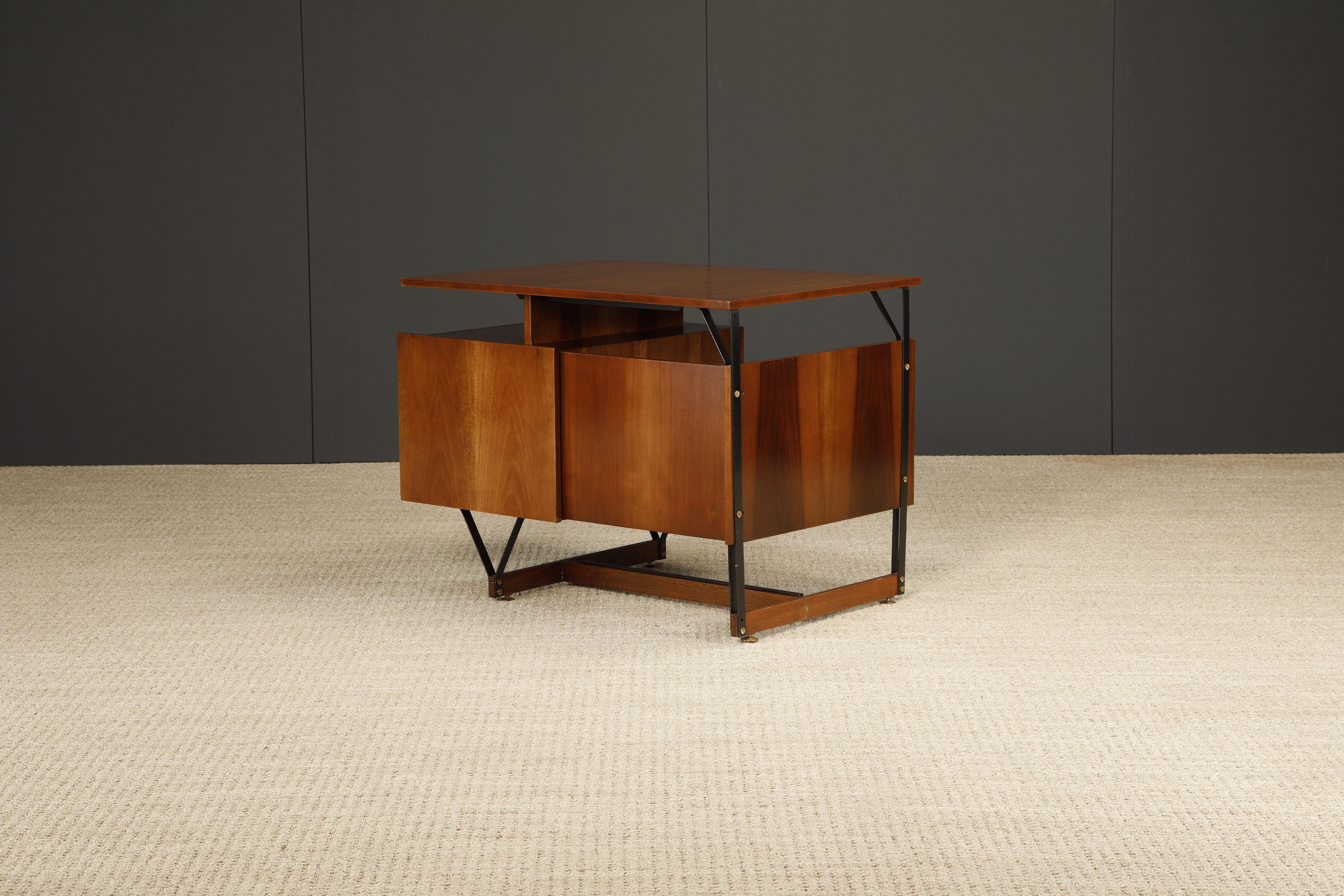 Italian Mid-Century Modern Desk, Style of Gio Ponti, c 1950s, Refinished For Sale 4