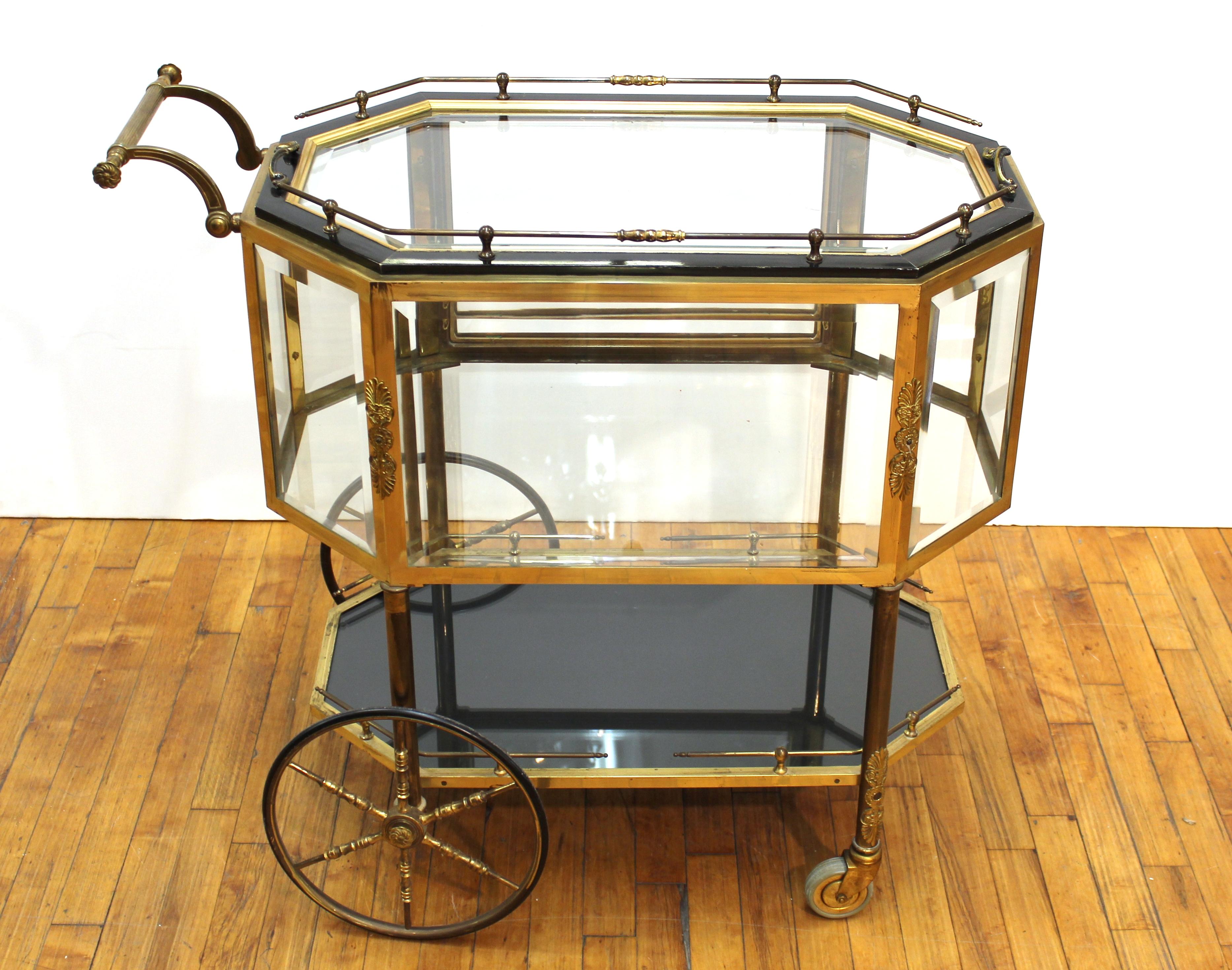Italian Mid-Century Modern dessert or pastry cart on wheels with glass shelf closed compartment underneath and removable glass serving tray on top in black and gold. Made in Italy during the 1950's, in very good vintage condition.