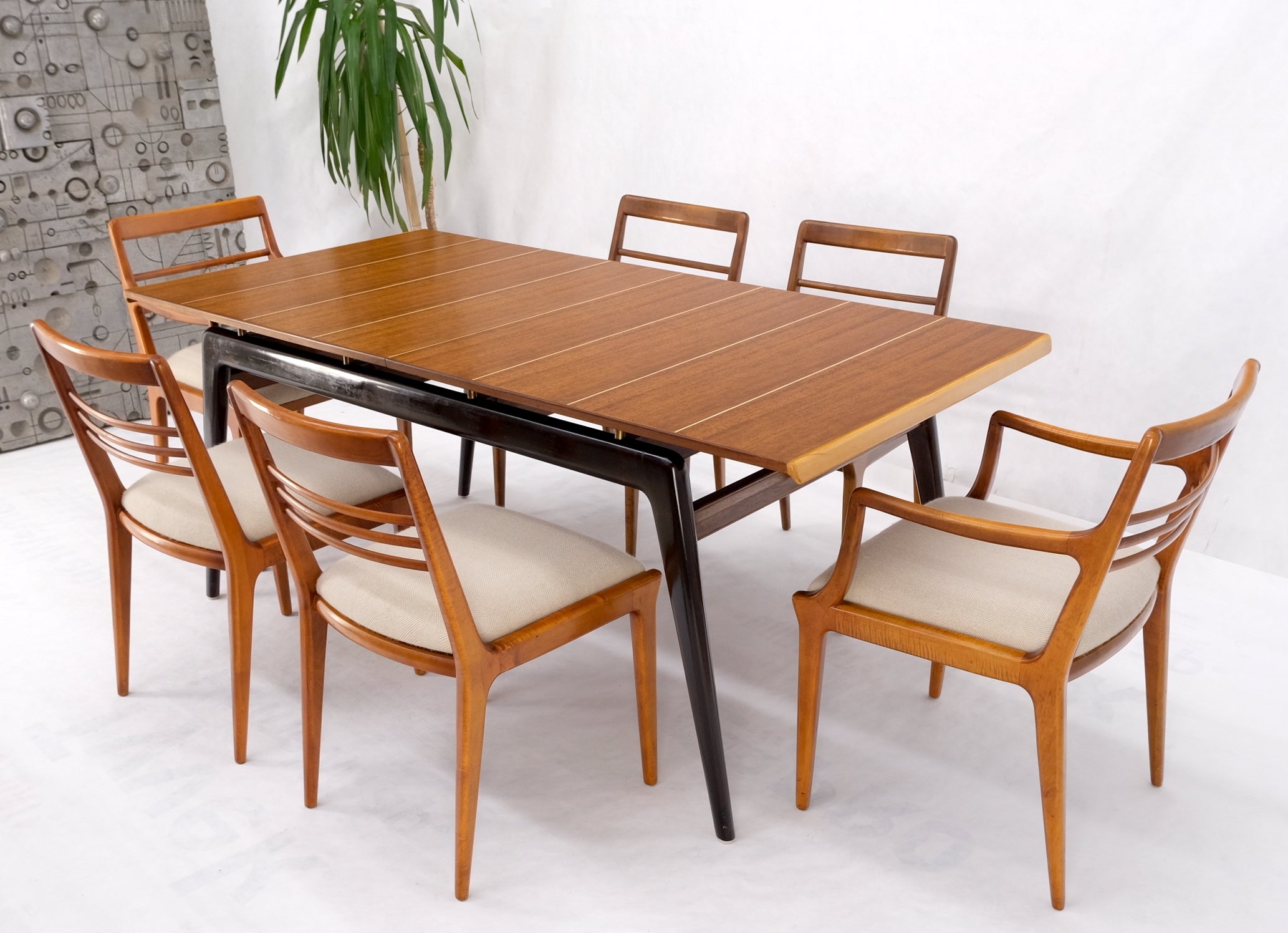 Italian Mid-Century Modern dining table 8 chairs set new linen upholstery seats Mint!.
Measures- Chair: 18'' x 20'' x 33'' & seat height: 19''.
Table: 36'' x 72'' × 30'' & leaf: 1 x 18'' wide.