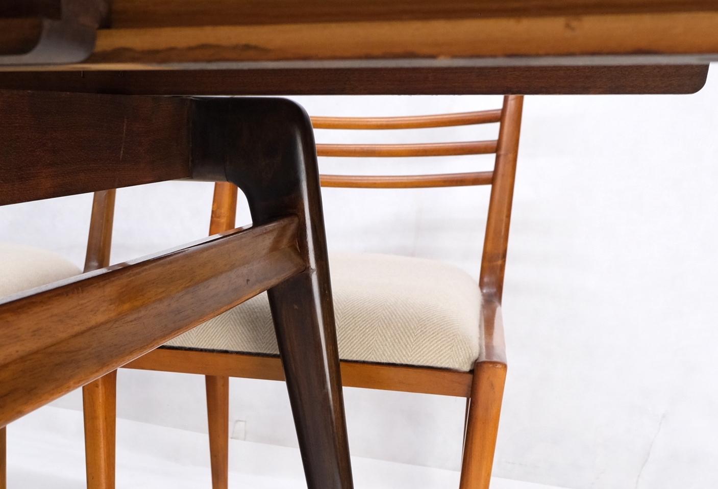 Laqué Table de salle à manger italienne de style mi-siècle moderne, 8 chaises, ensemble de nouveaux sièges en lin en vente