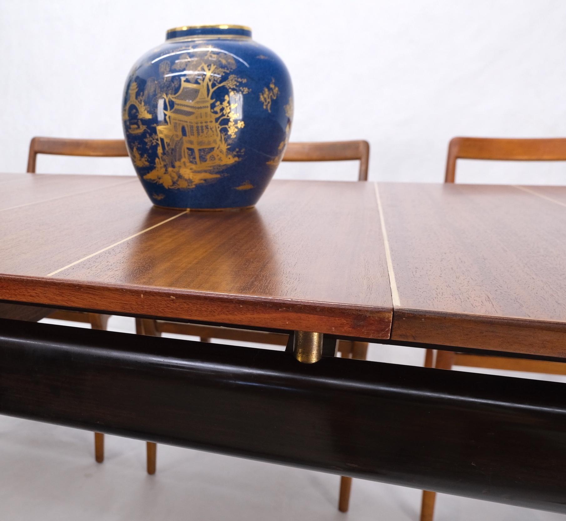 20ième siècle Table de salle à manger italienne de style mi-siècle moderne, 8 chaises, ensemble de nouveaux sièges en lin en vente