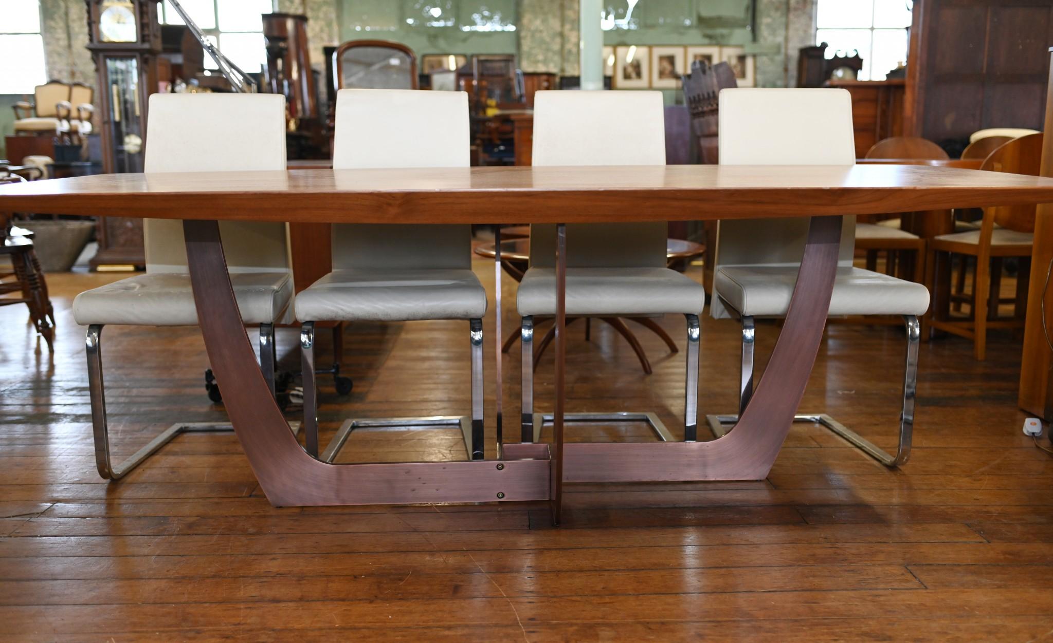 Ensemble de salle à manger vintage italien Mid Century Modern à la mode
Huit chaises Effezeta entourent la table à manger aux lignes épurées.
Très confortables, les chaises sont montées sur des châssis métalliques avec des sièges et des dossiers