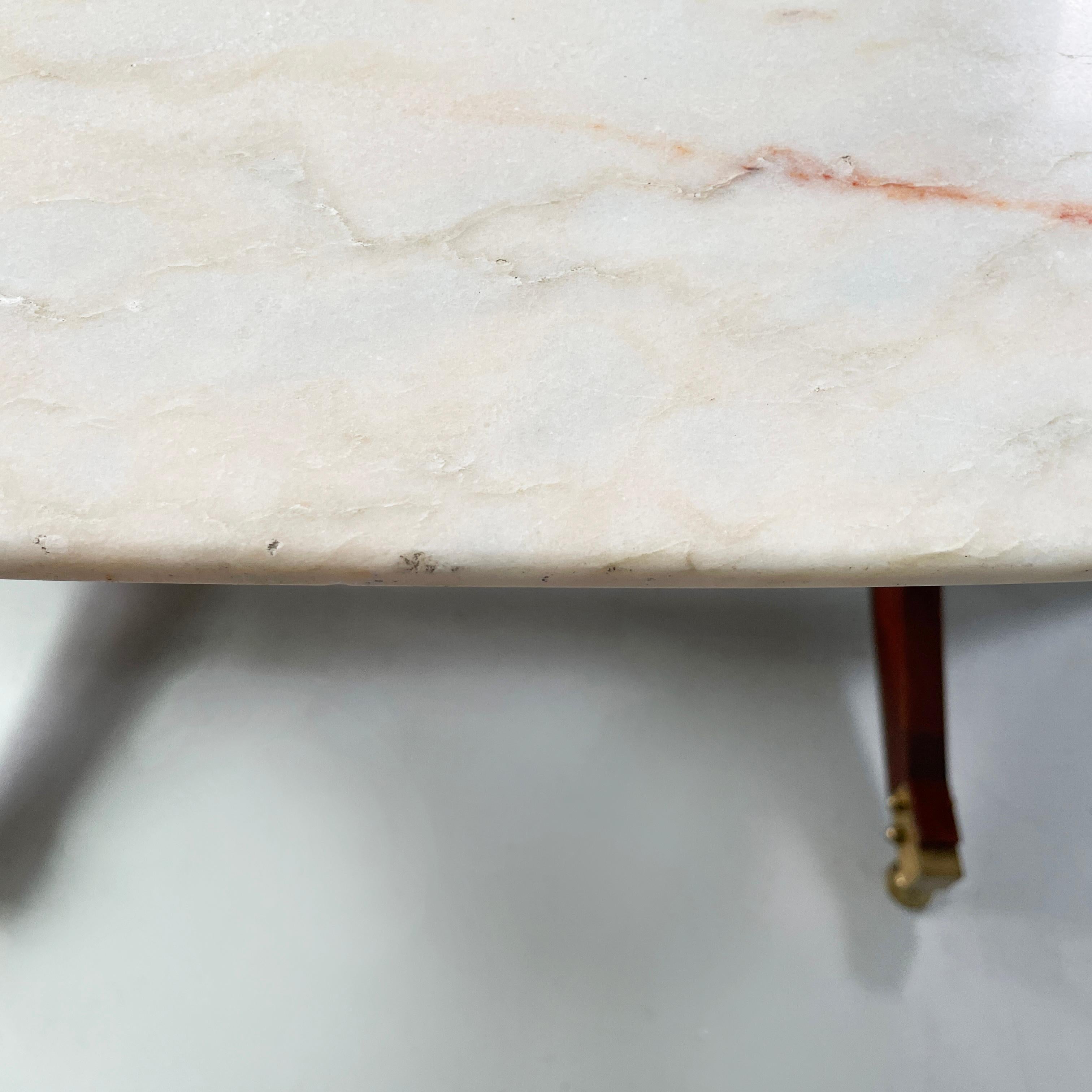 Table de salle à manger italienne du milieu du siècle en marbre, bois et laiton, années 1960 en vente 5