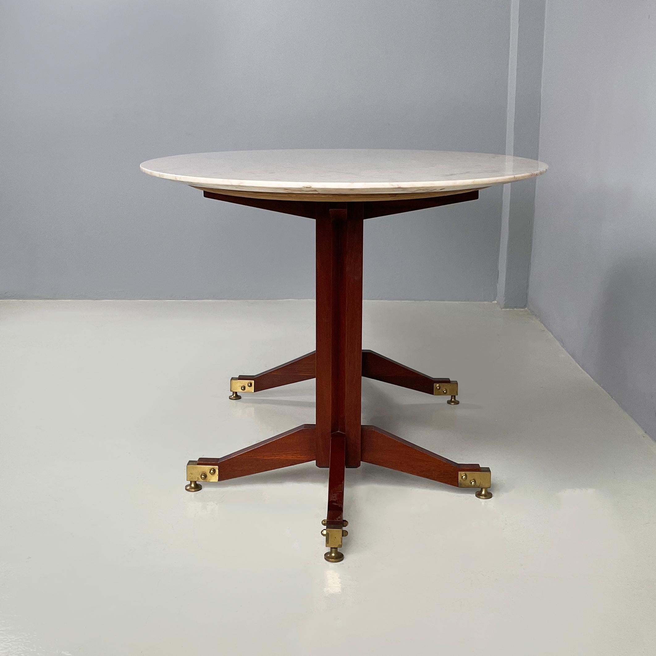 Mid-Century Modern Table de salle à manger italienne du milieu du siècle en marbre, bois et laiton, années 1960 en vente